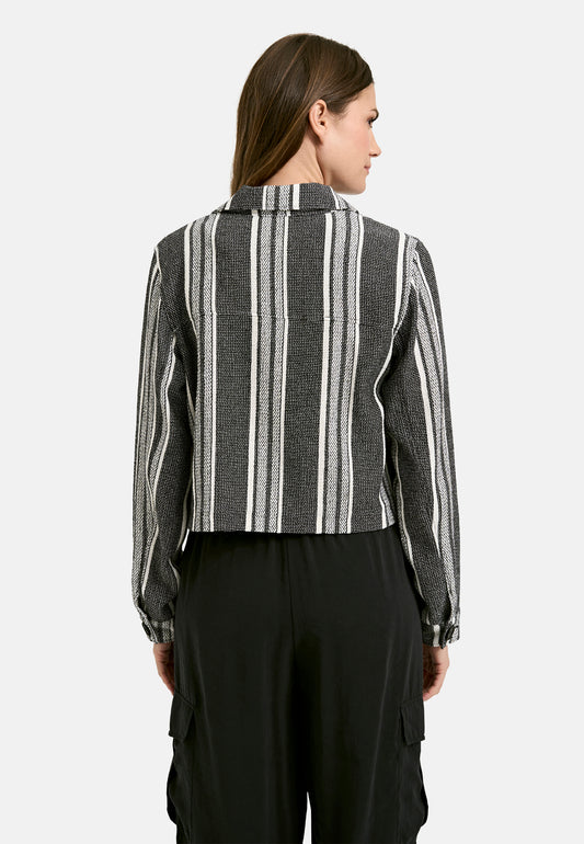 Jacket w collar + placket, chest pockets + 1/1 sleeves