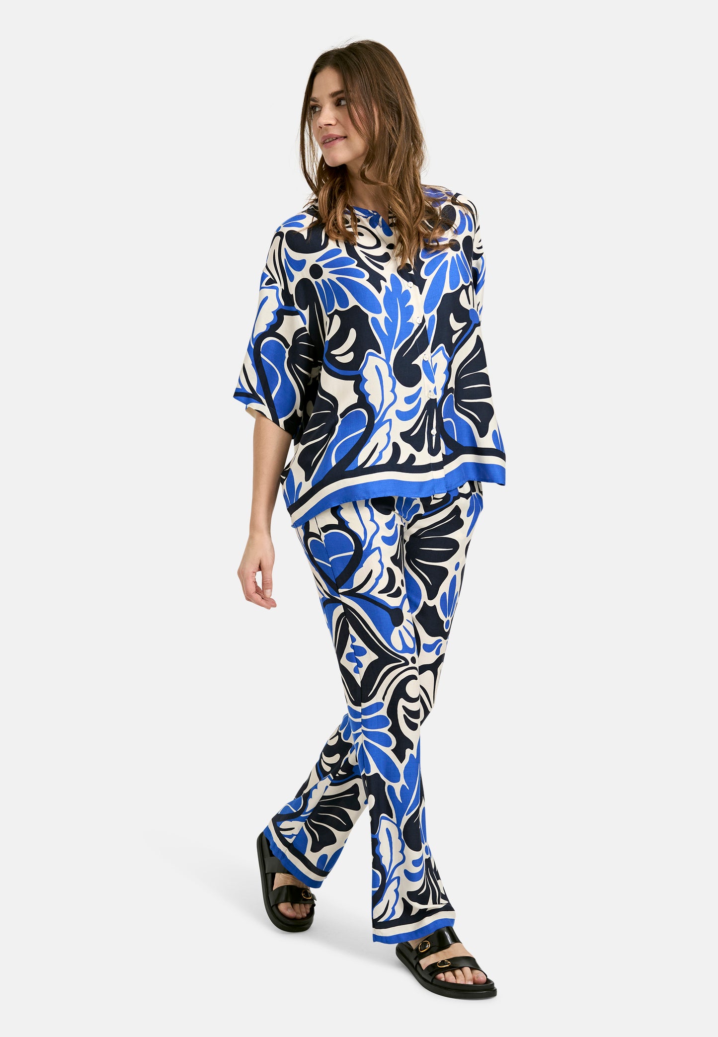 Blouse with roundneck and placket at cf, 1/2 sleeves