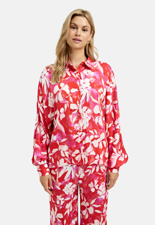 Blouse with collar + placket, voluminous batwingsleeves w cuffs