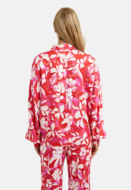 Blouse with collar + placket, voluminous batwingsleeves w cuffs