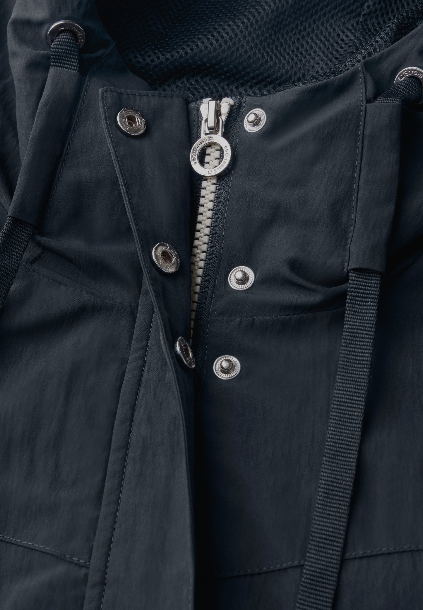 Moderner Windbreaker