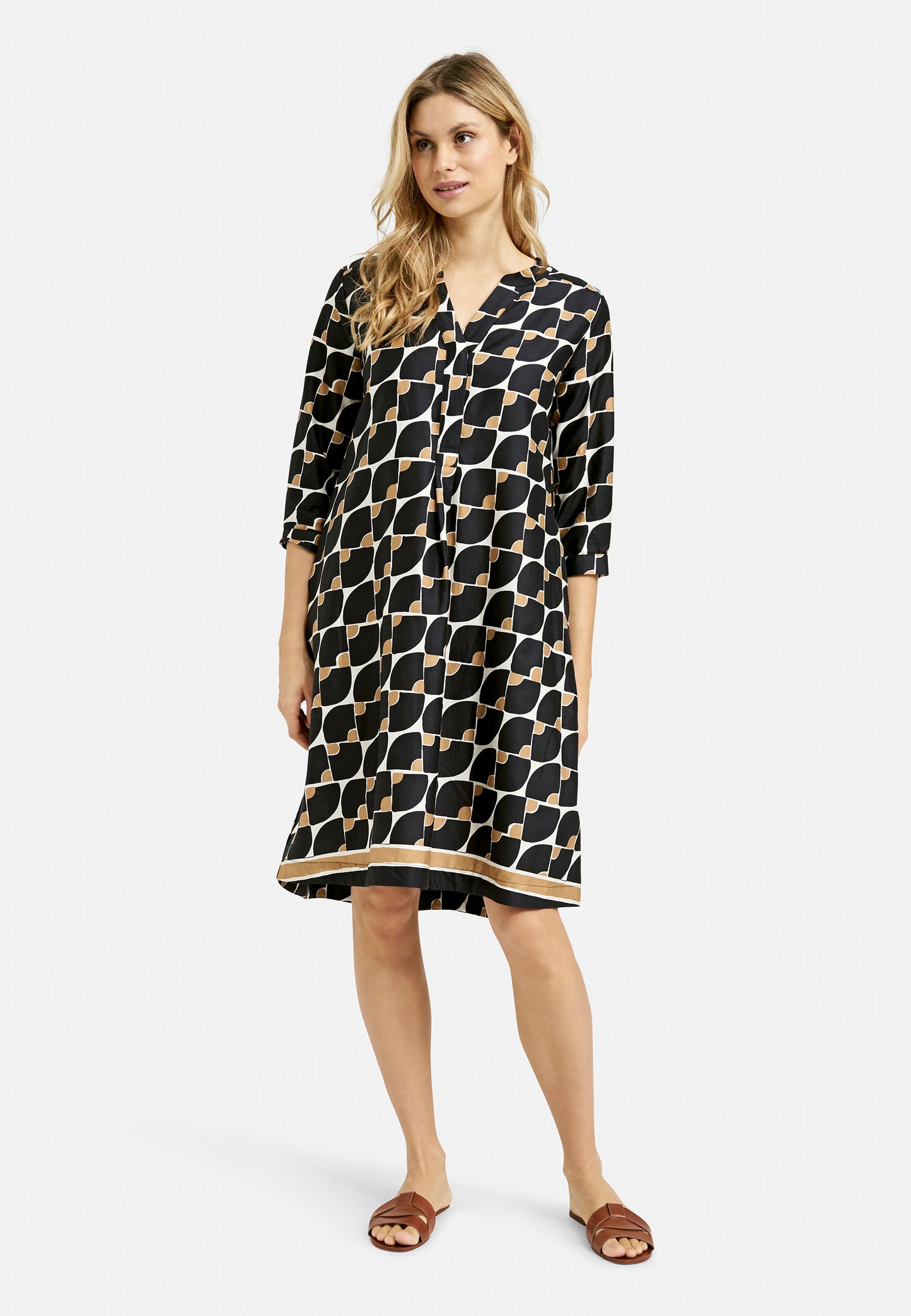 Dress w roundneck + short placket, 3/4 sleeves