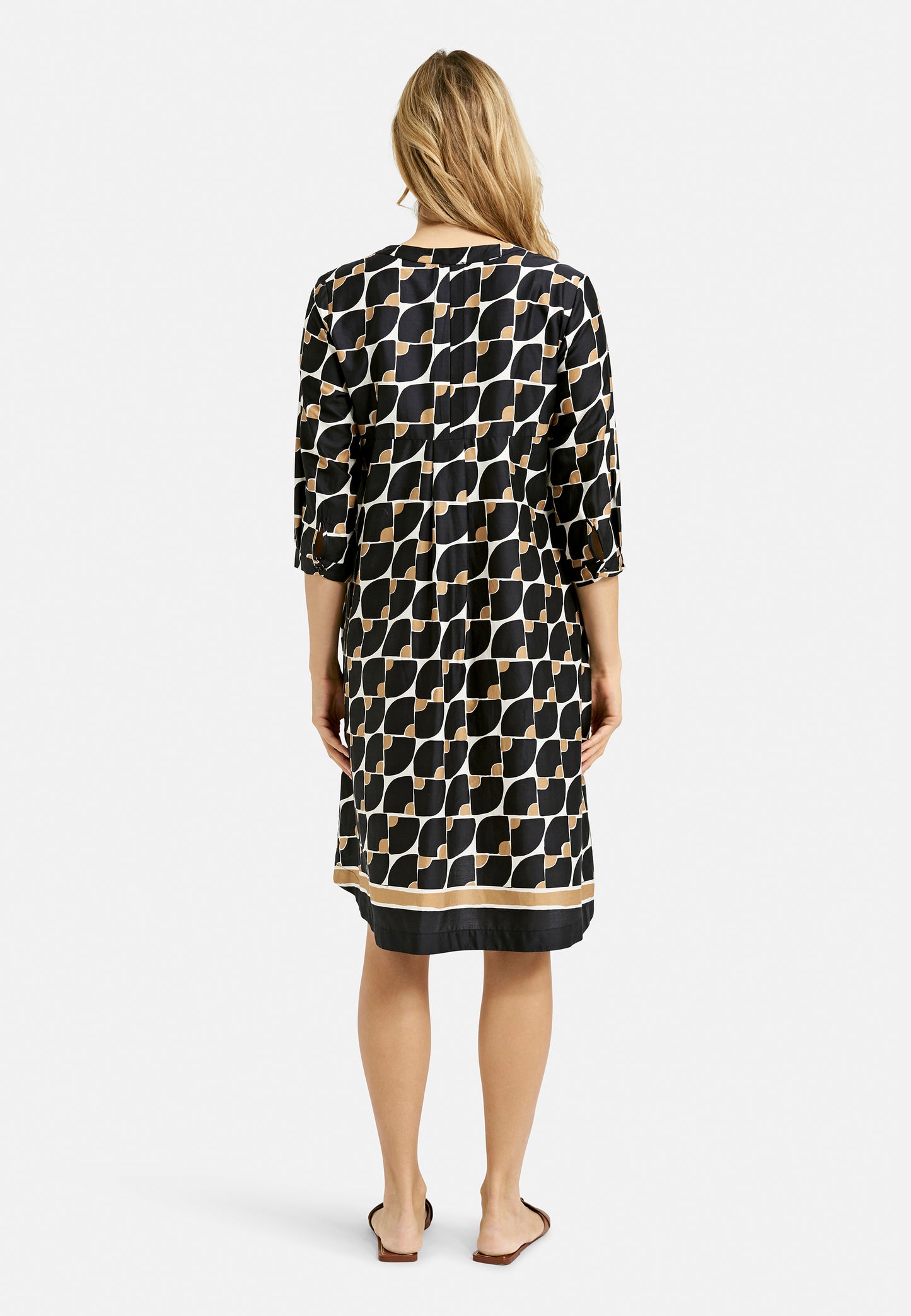 Dress w roundneck + short placket, 3/4 sleeves