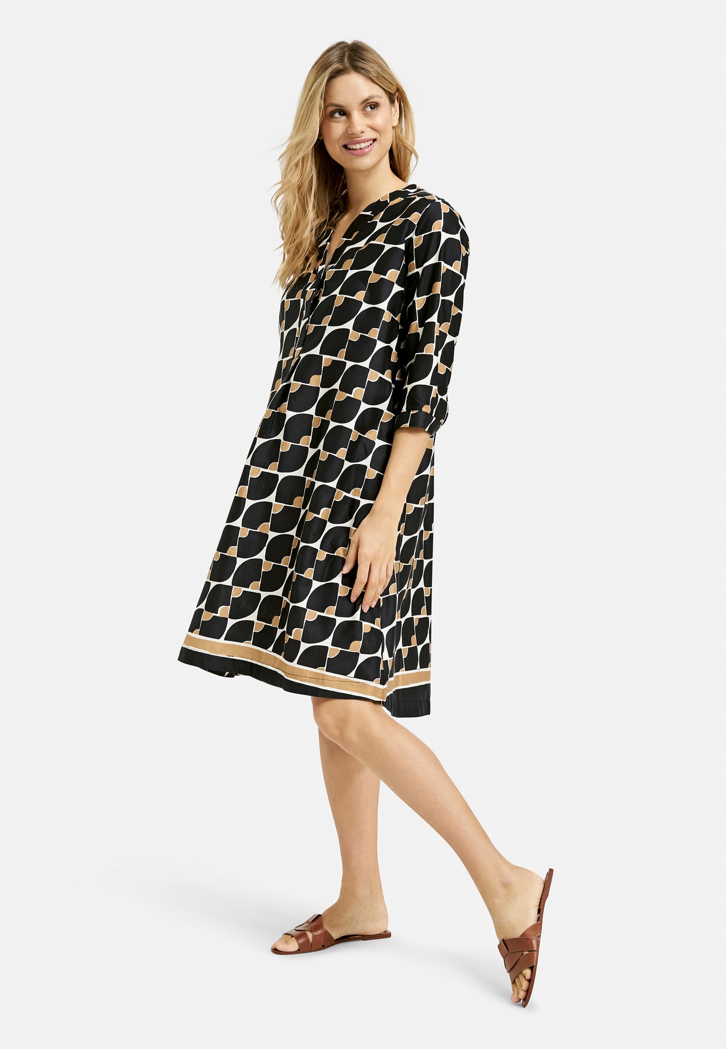 Dress w roundneck + short placket, 3/4 sleeves