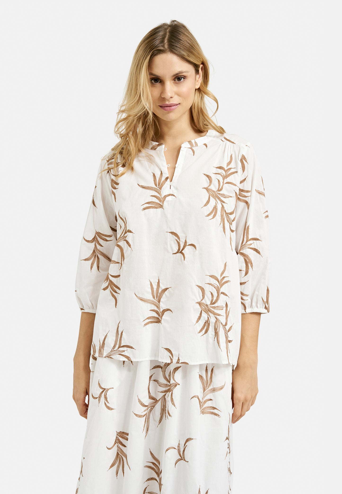 Blouse w neckpanel, slit at cf w buttons + loops + 3/4 sleeve