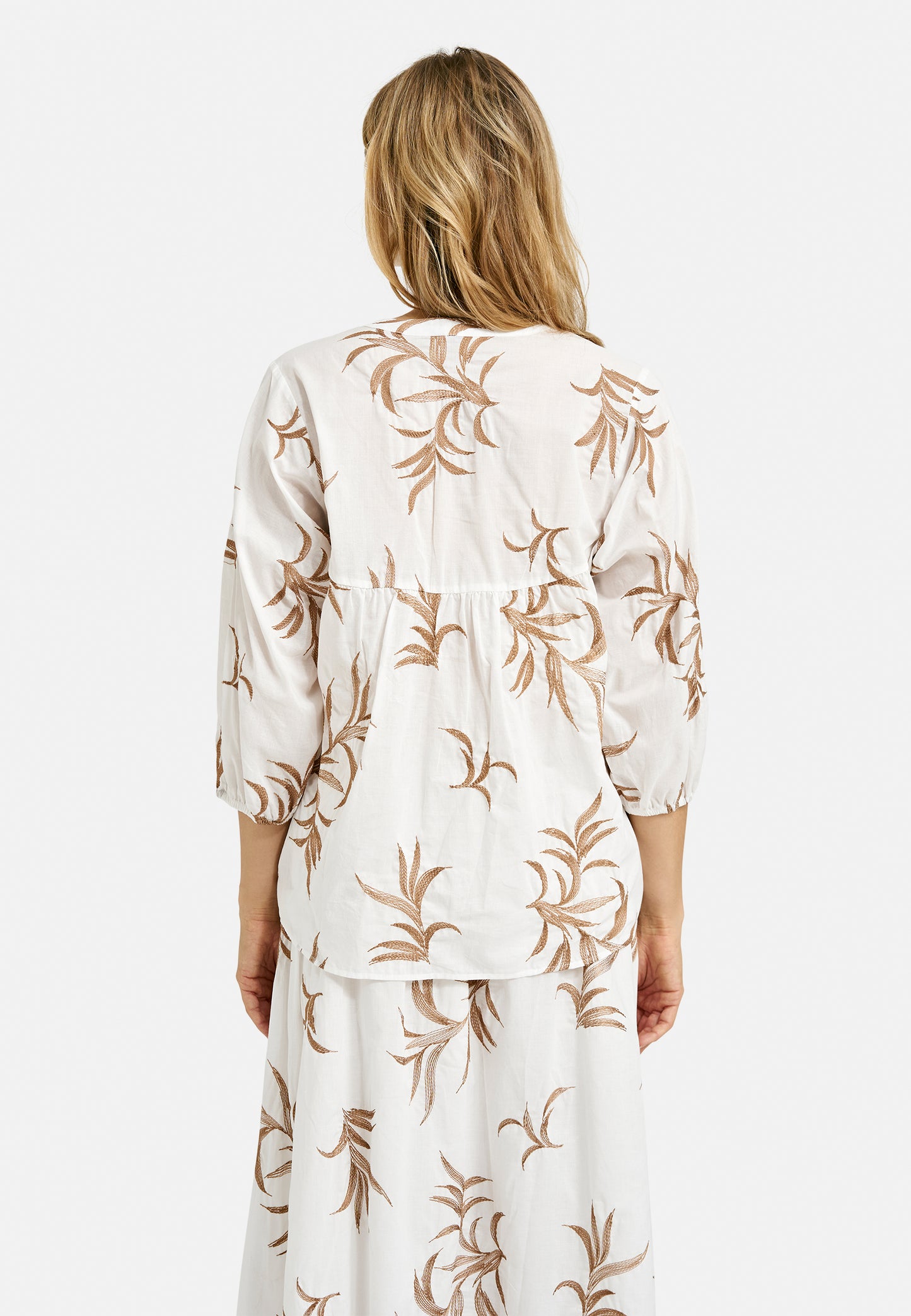 Blouse w neckpanel, slit at cf w buttons + loops + 3/4 sleeve