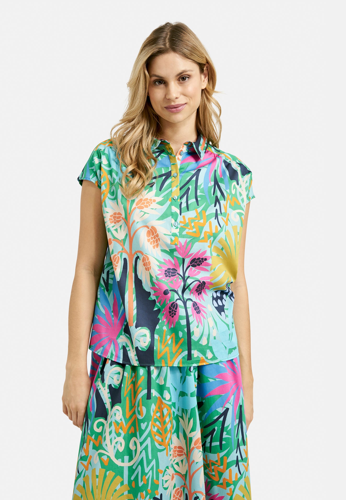 sleeveless Blouse w oversized shoulder, collar + short placket