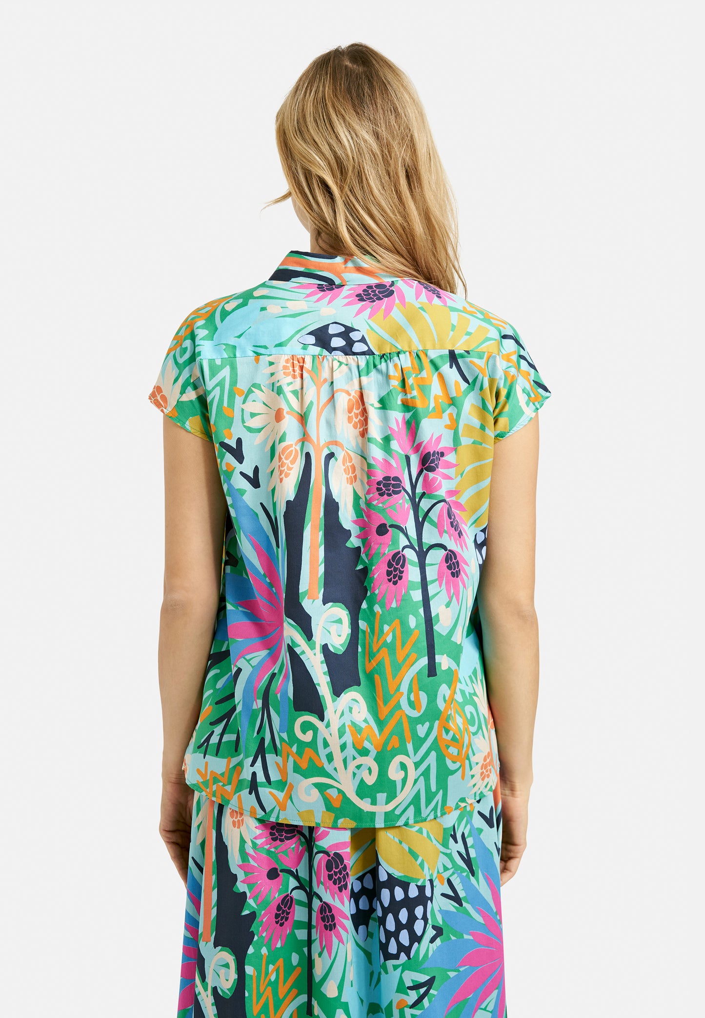 sleeveless Blouse w oversized shoulder, collar + short placket