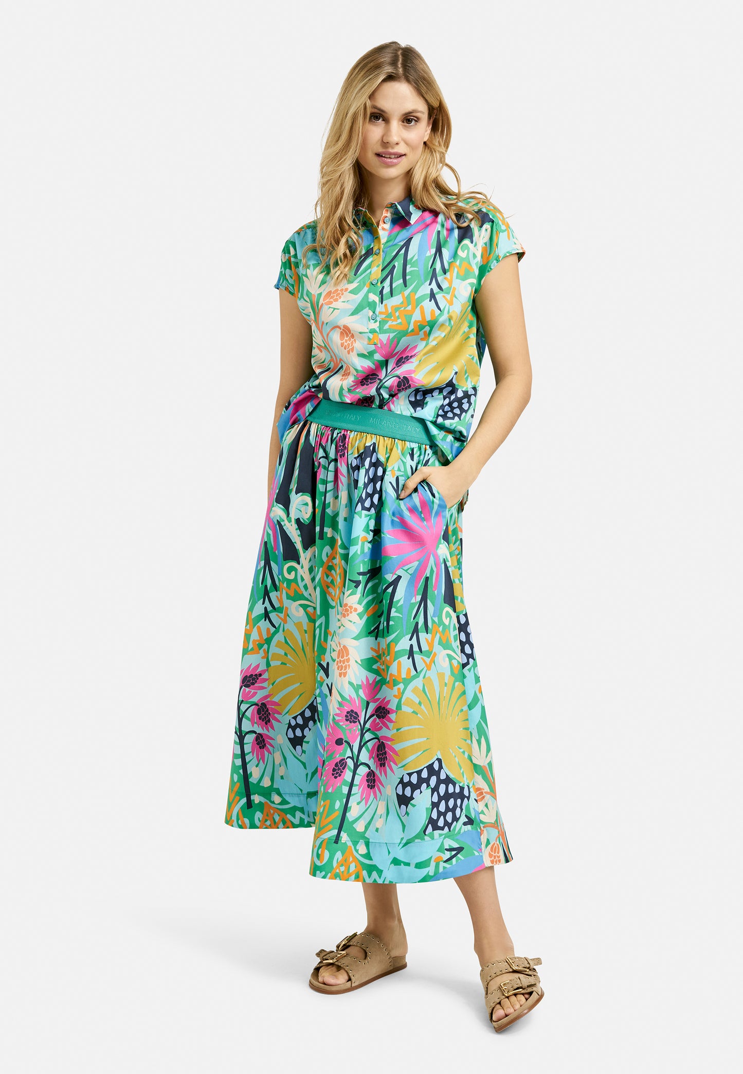 sleeveless Blouse w oversized shoulder, collar + short placket