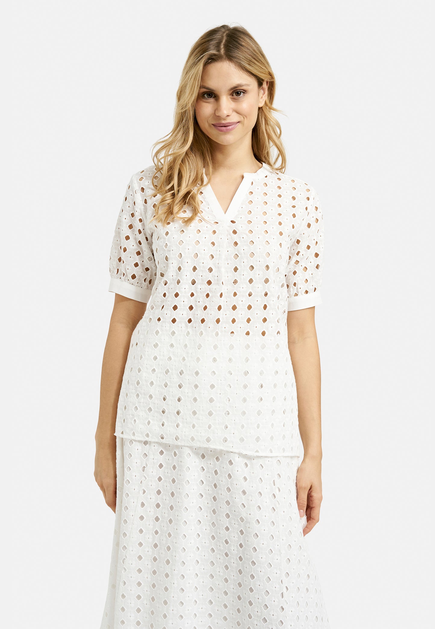 Blouse with v-neck and puffsleeves