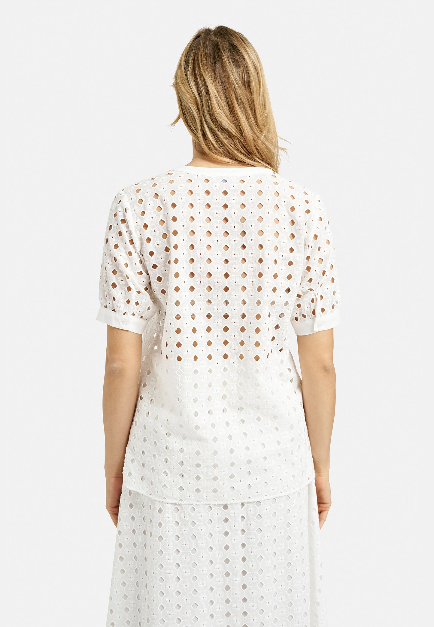 Blouse with v-neck and puffsleeves