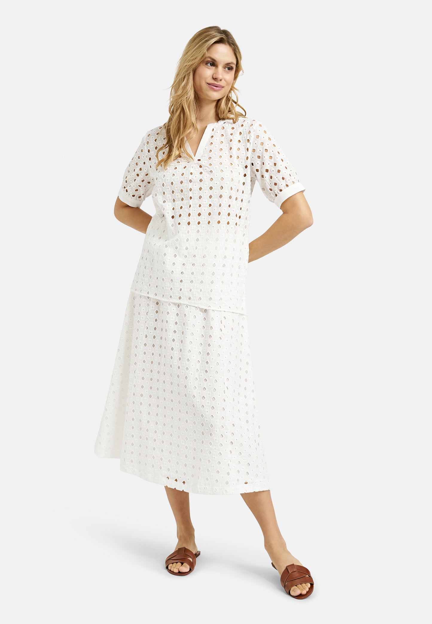 Blouse with v-neck and puffsleeves