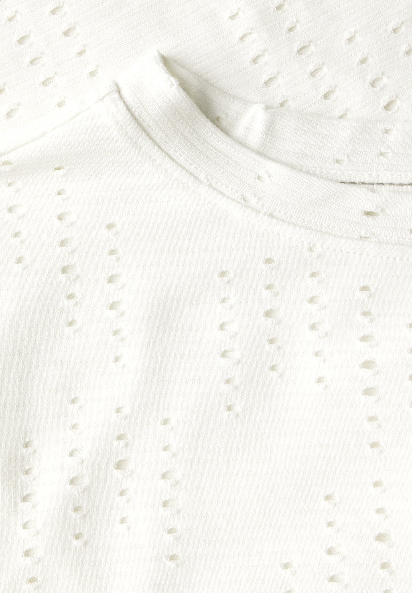 Strukturshirt mit Lochmuster