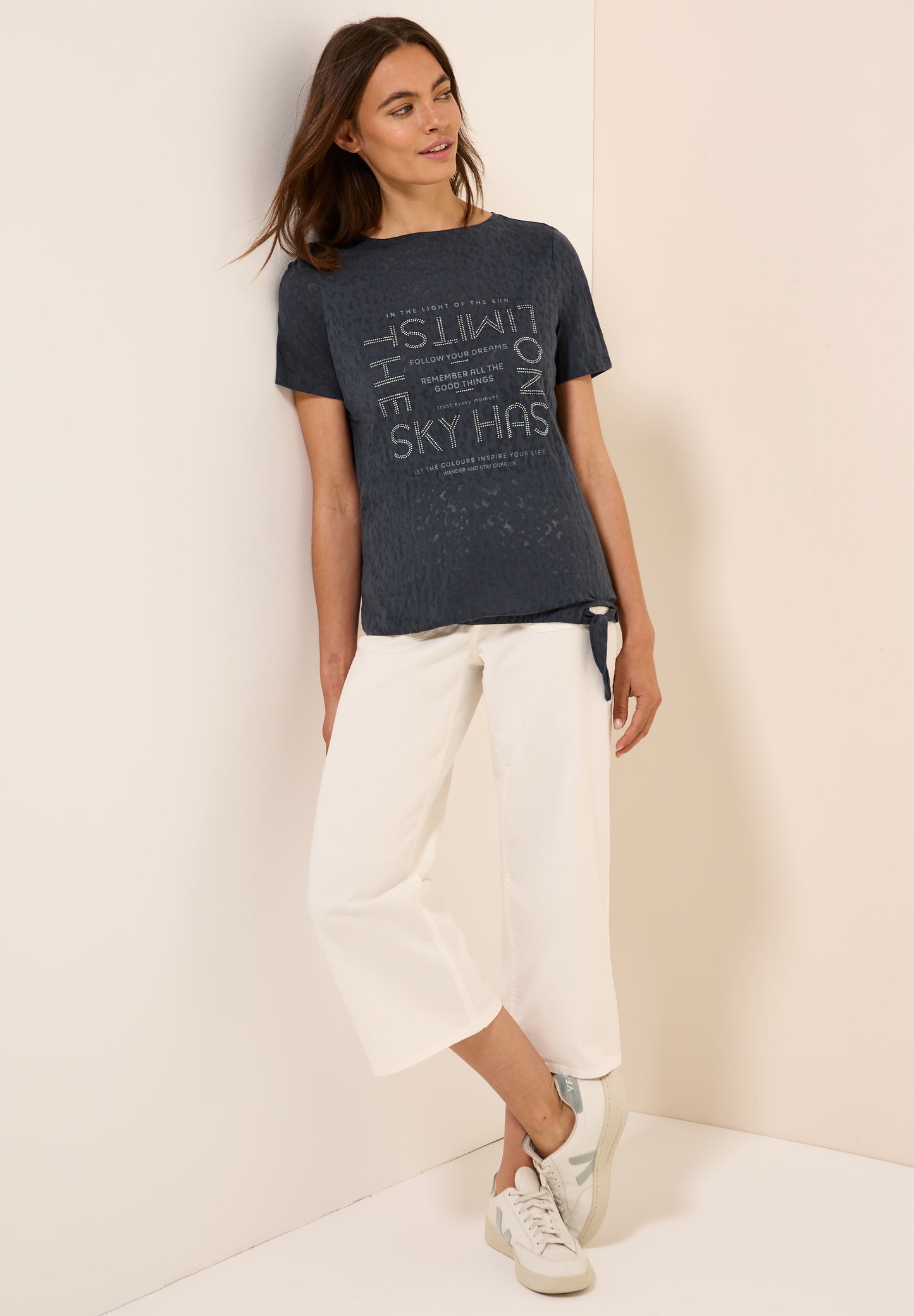 T-Shirt mit Schmucksteinen