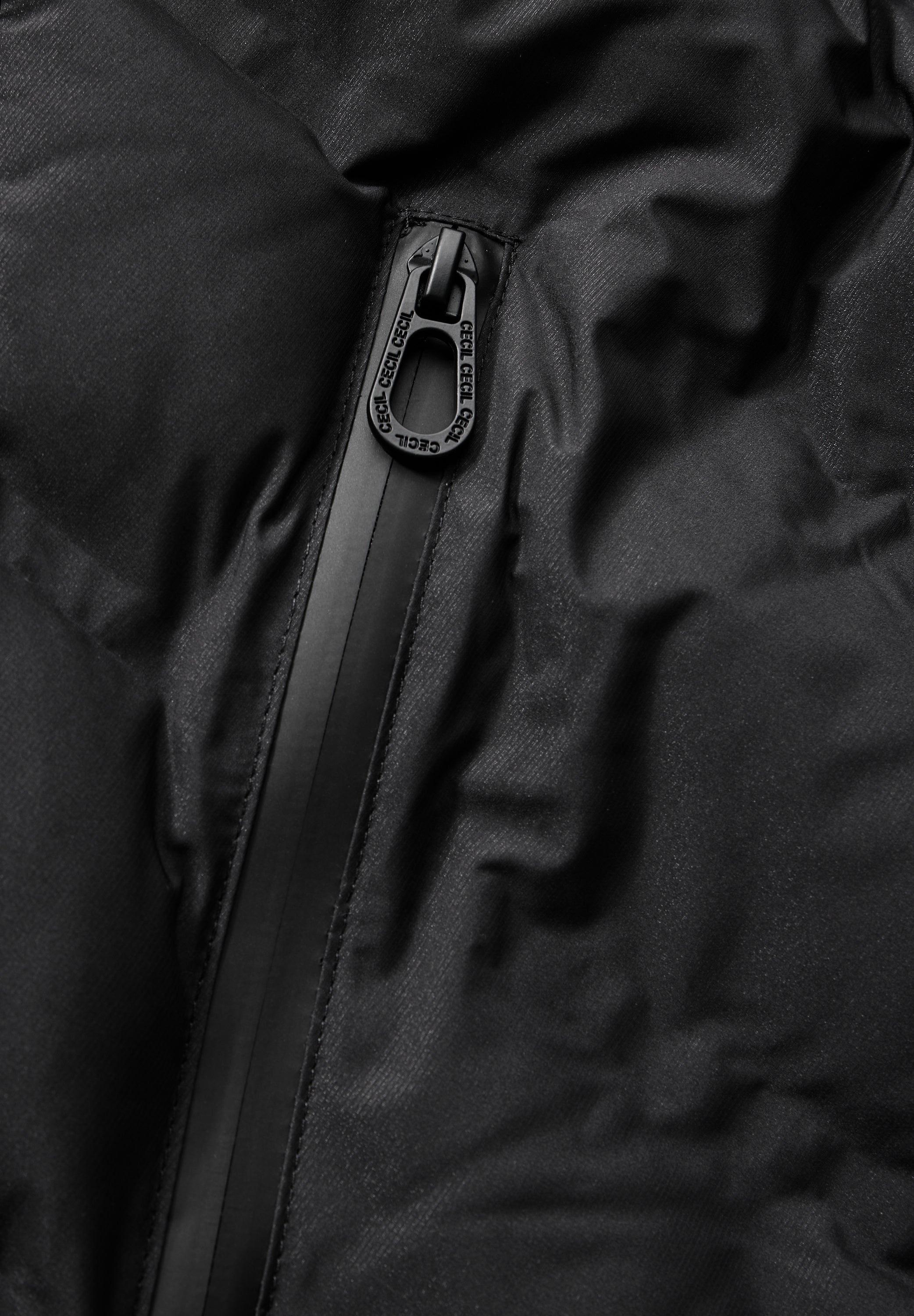 Mantel mit Schweißnähten