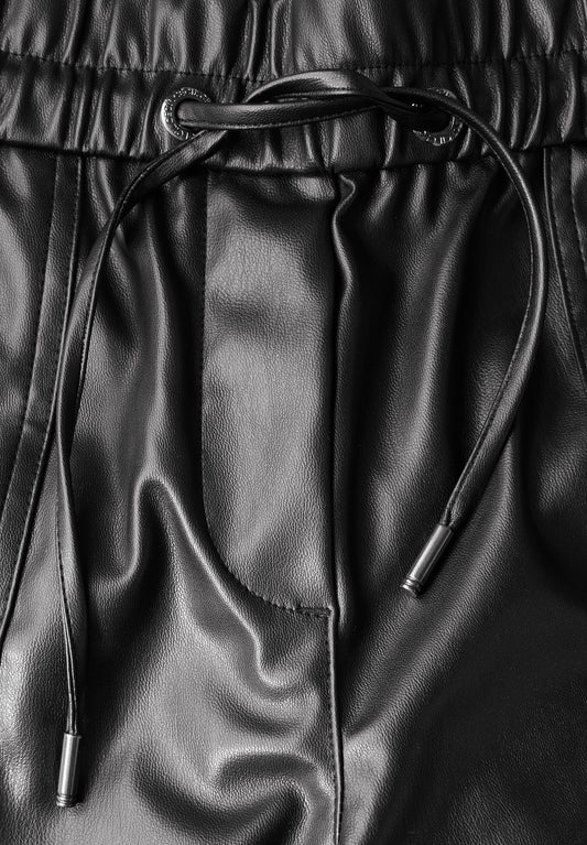 Hose im Leder-Look