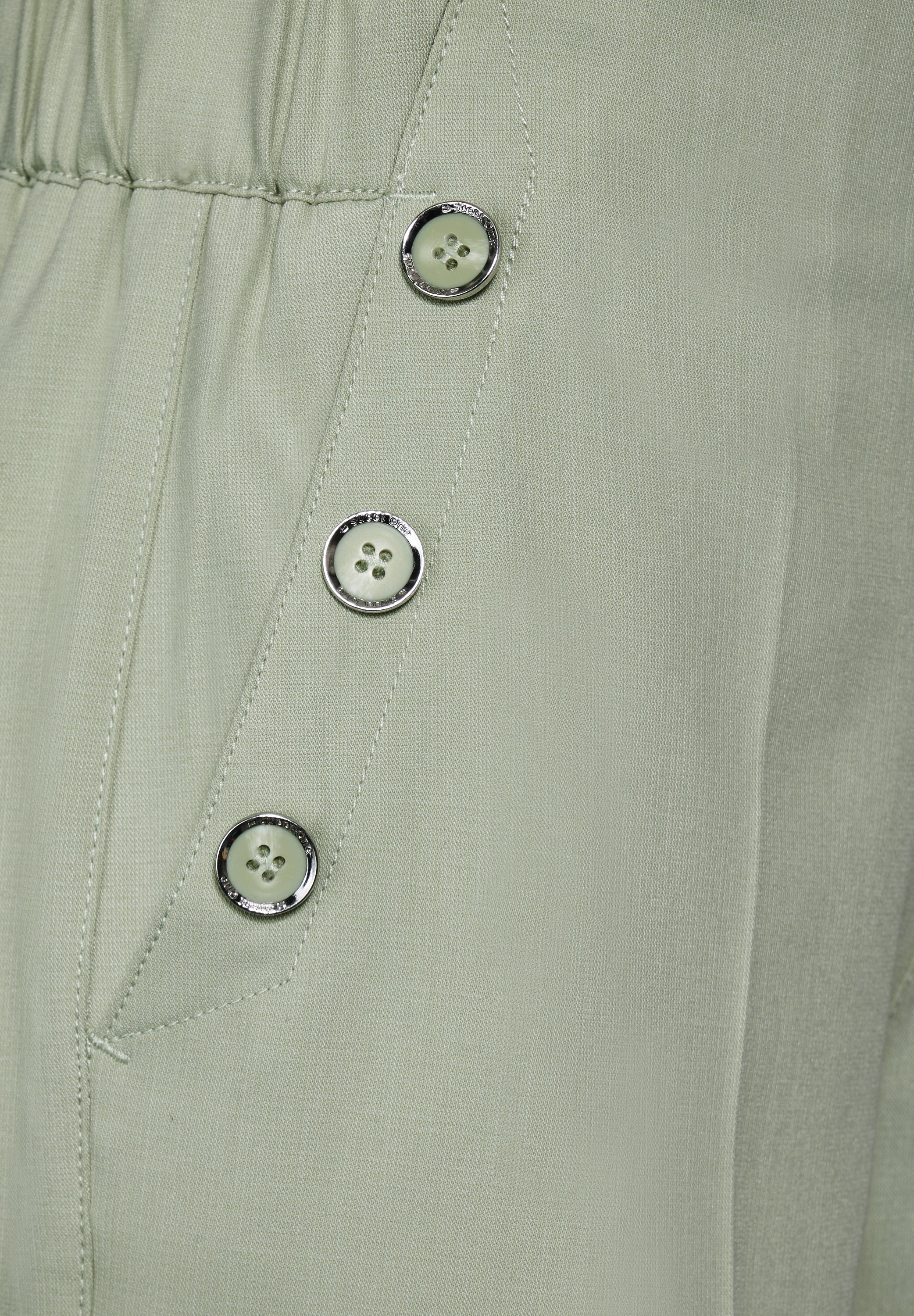 Bermuda Short mit Knöpfen