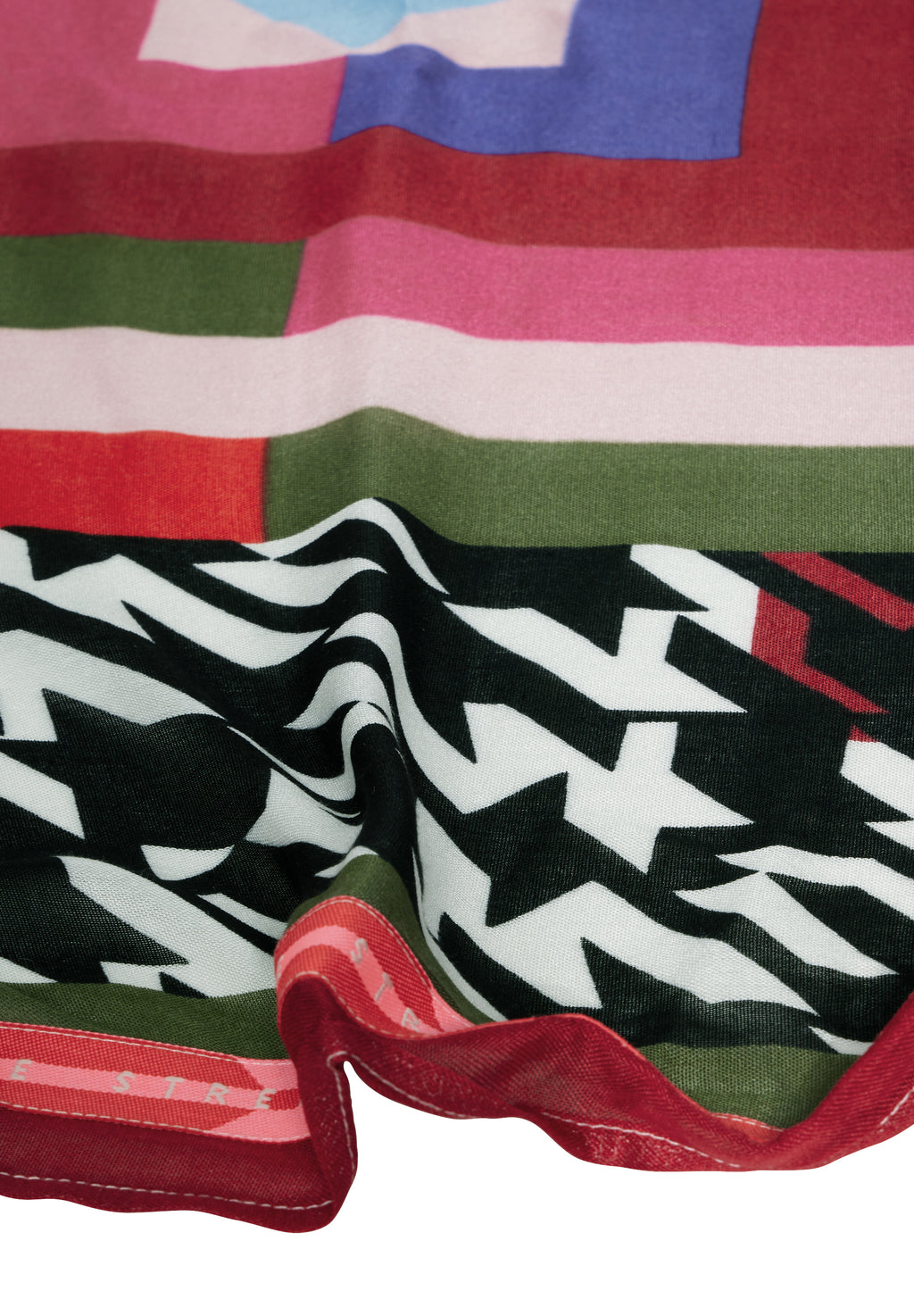 Tuch mit grafischem Muster