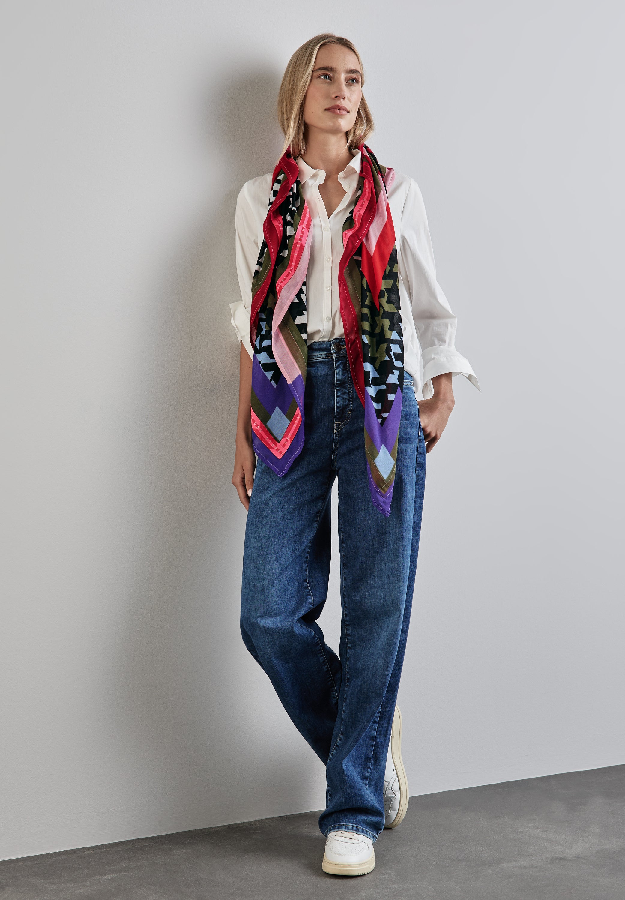 Tuch mit grafischem Muster