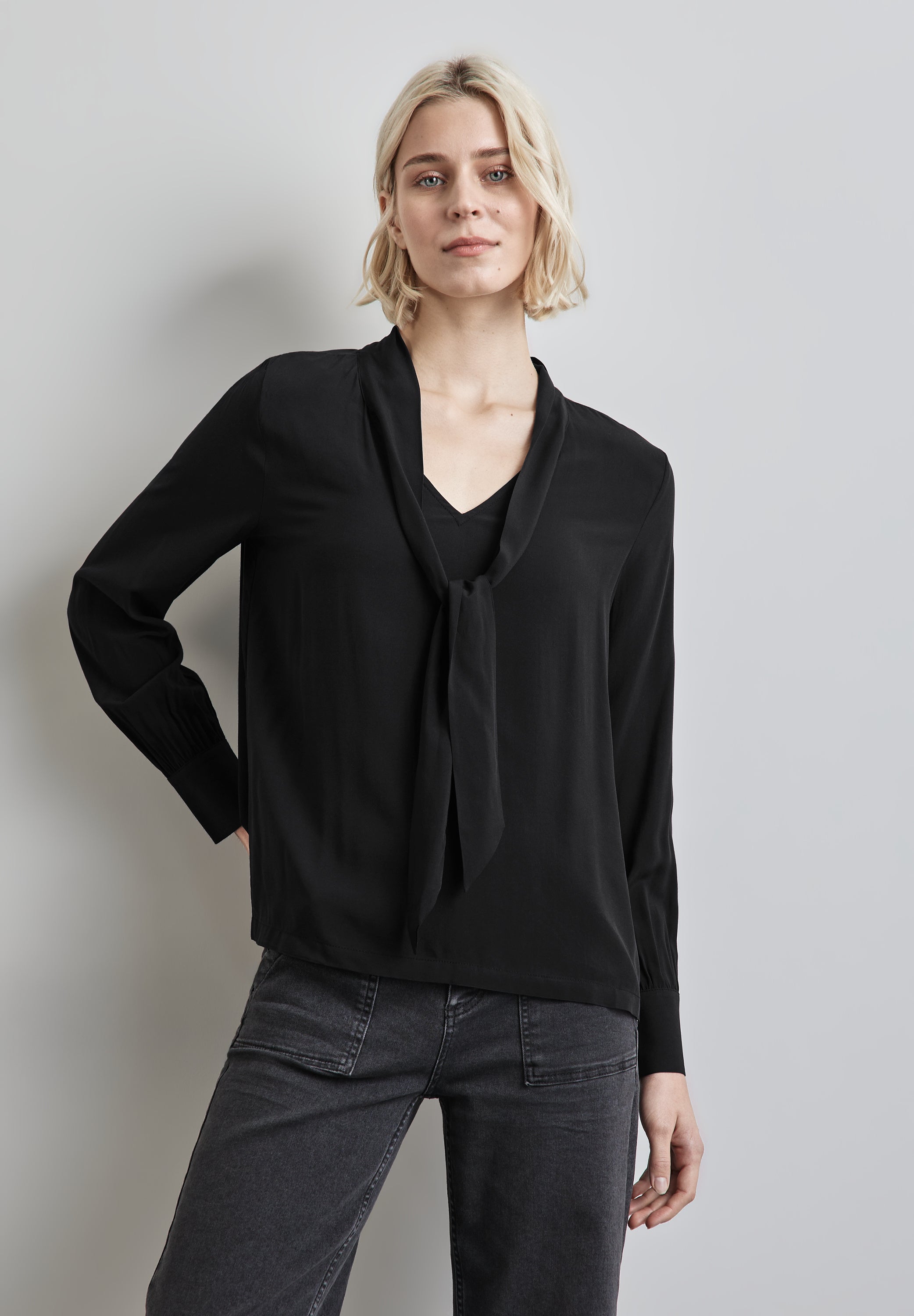 Bluse mit Schleife