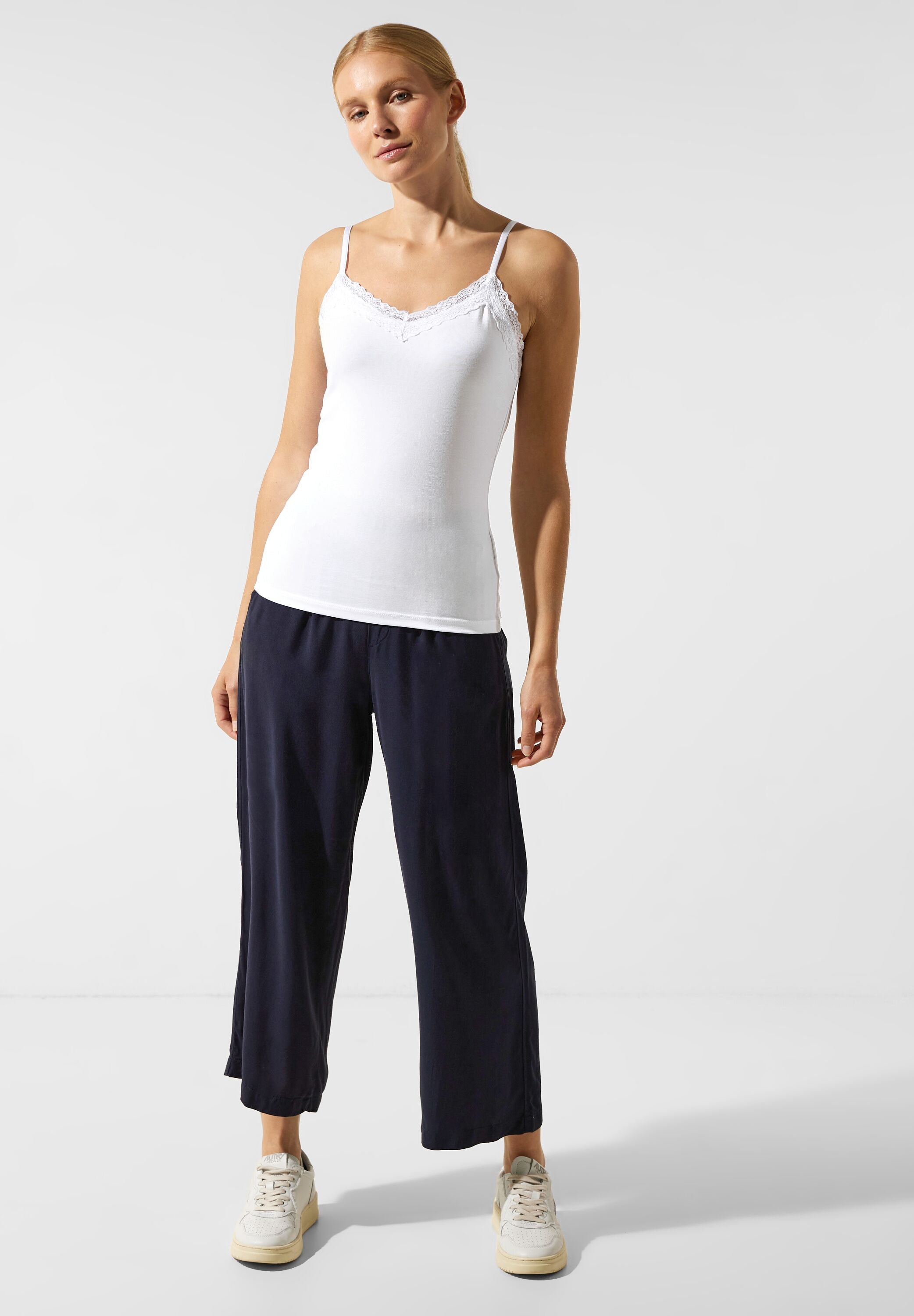 Top mit Spitzendetail