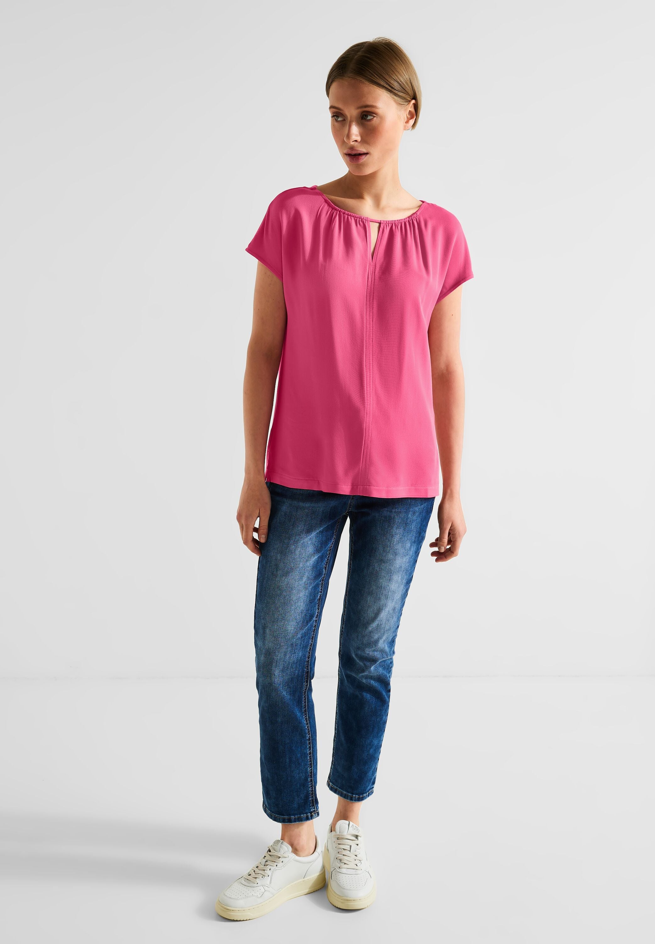 Materialmixshirt mit Cut-Out