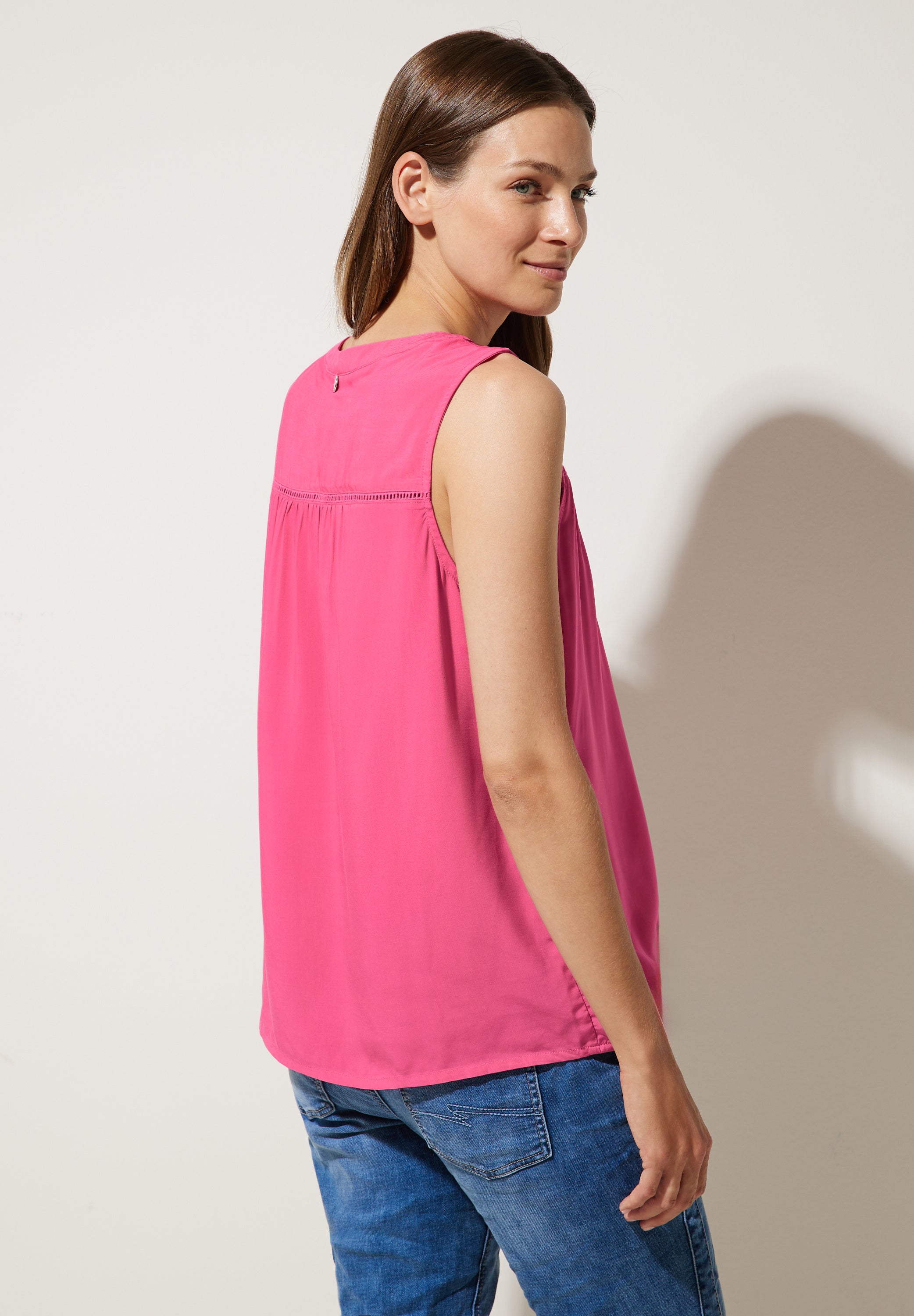 Viskosebluse mit Häkeldetail