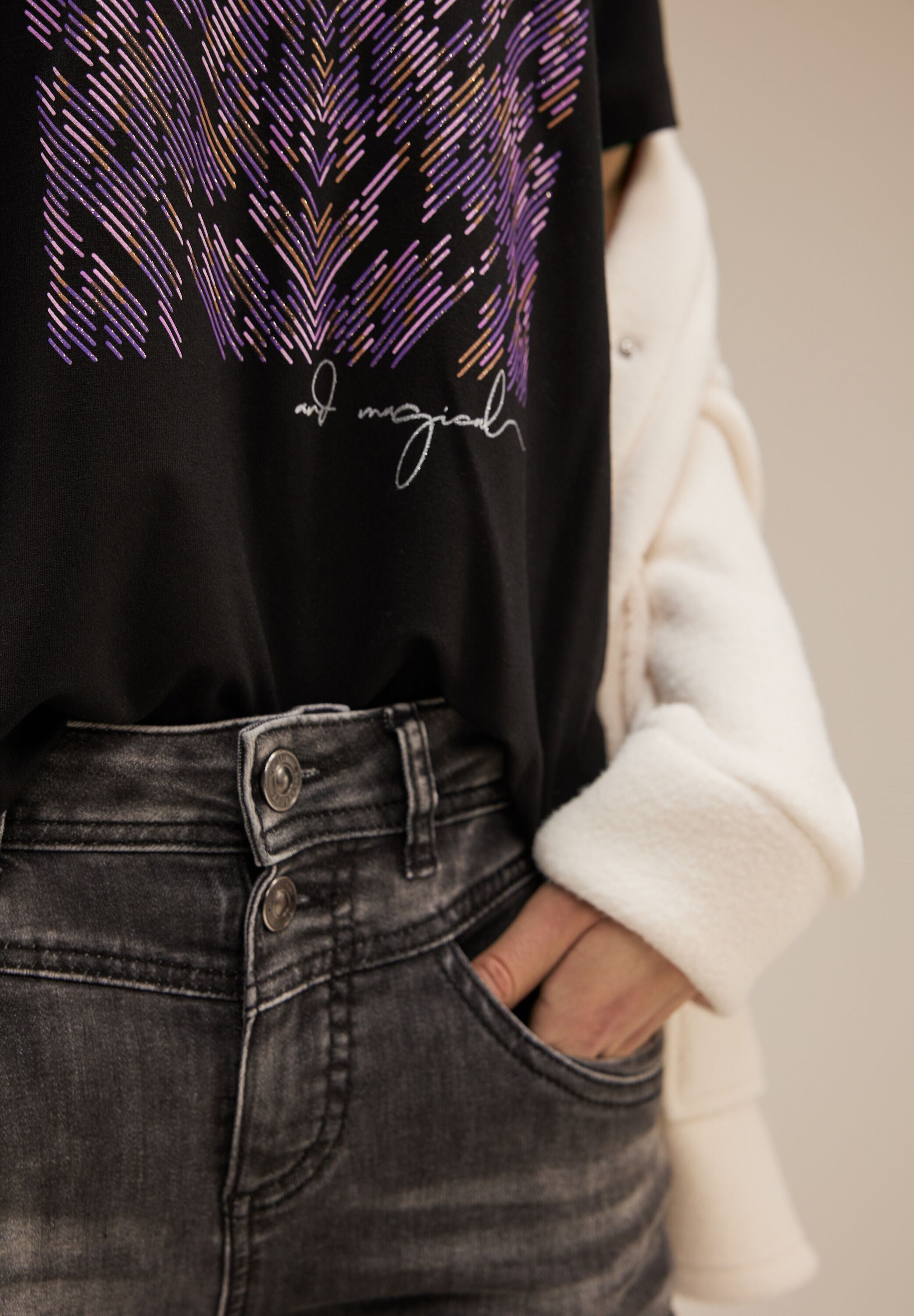 T-Shirt mit Artwork Print