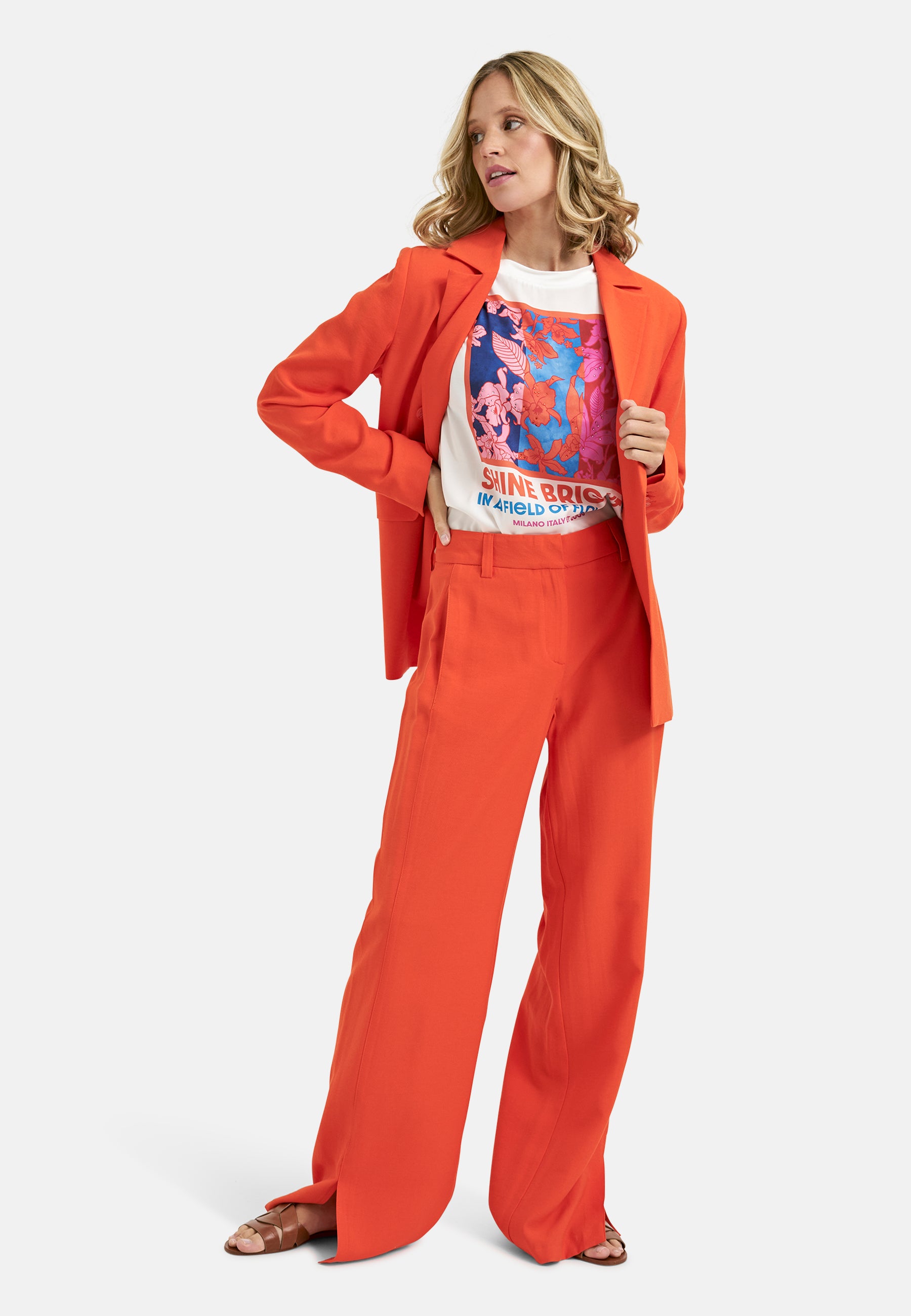 Shirt with roundneck, oversized shoulder and Artwork