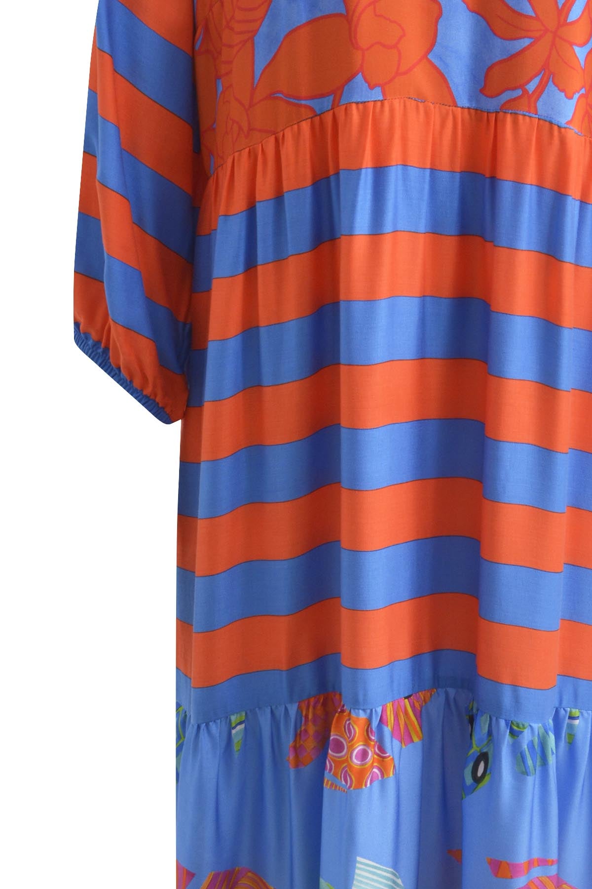 Maxidress with v-neck, voluminous sleeves and wide skirt