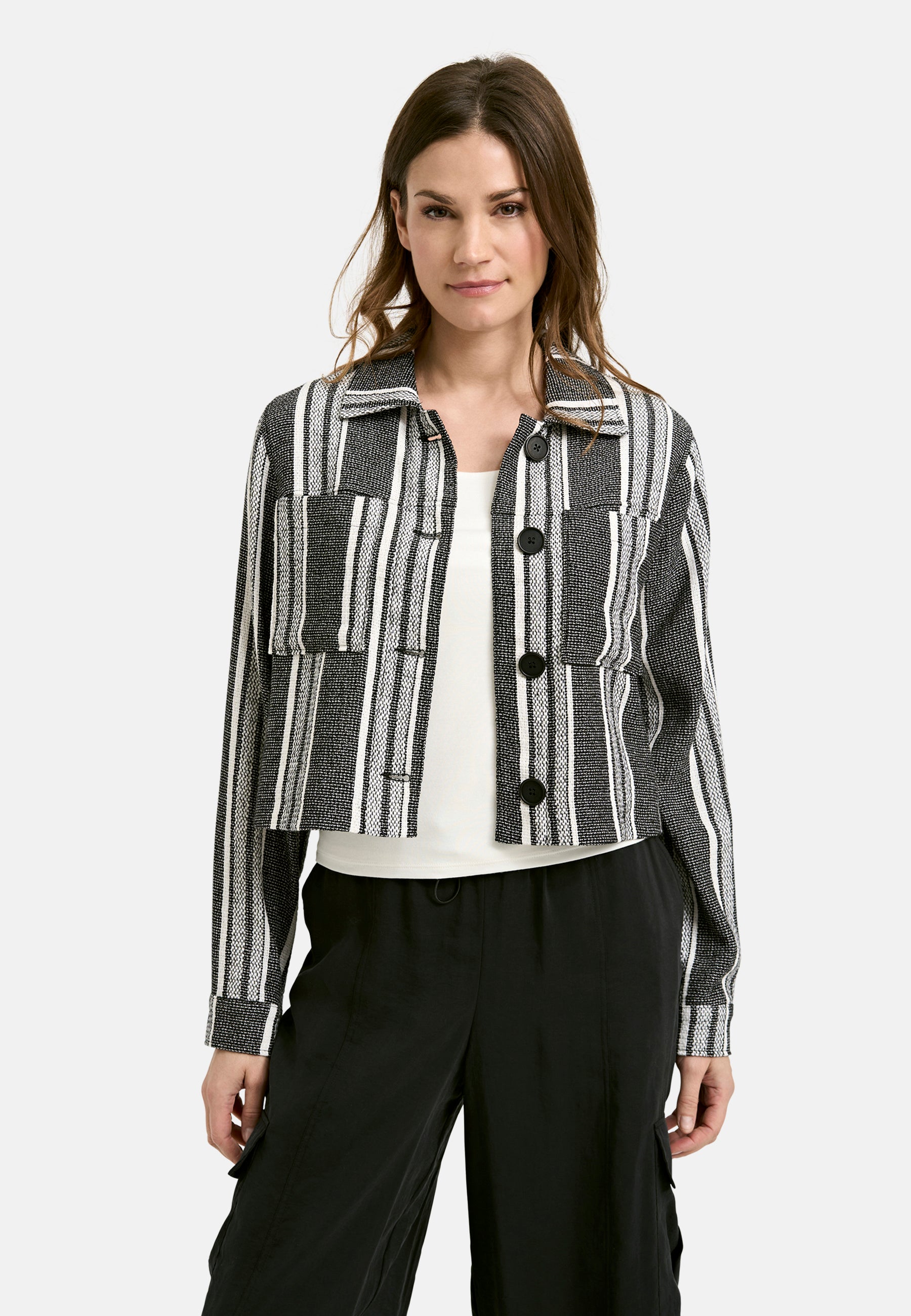 Jacket w collar + placket, chest pockets + 1/1 sleeves