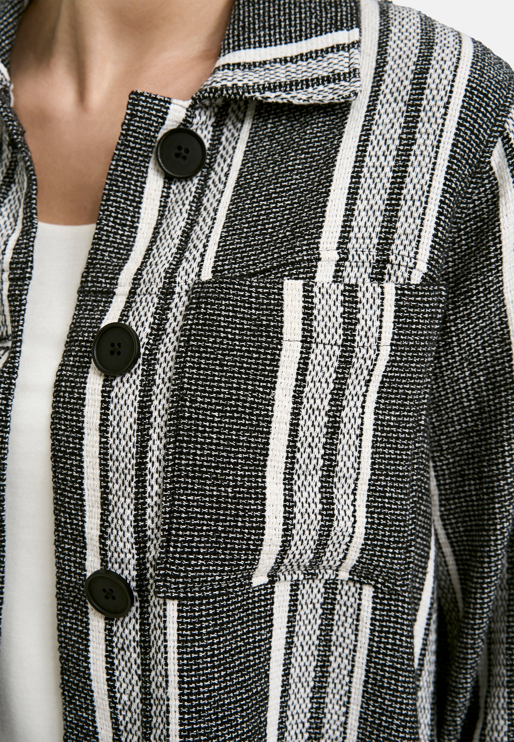 Jacket w collar + placket, chest pockets + 1/1 sleeves