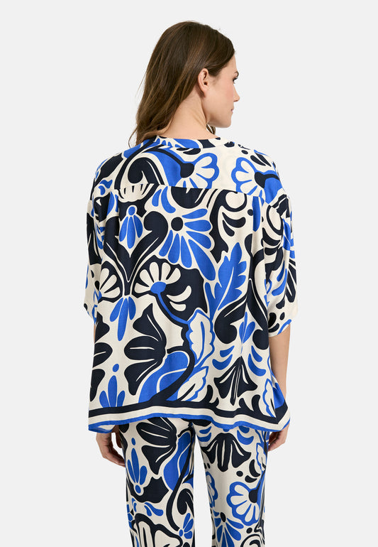 Blouse with roundneck and placket at cf, 1/2 sleeves