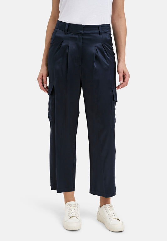 Cargo pants w hook and eye, pleats and french pockets