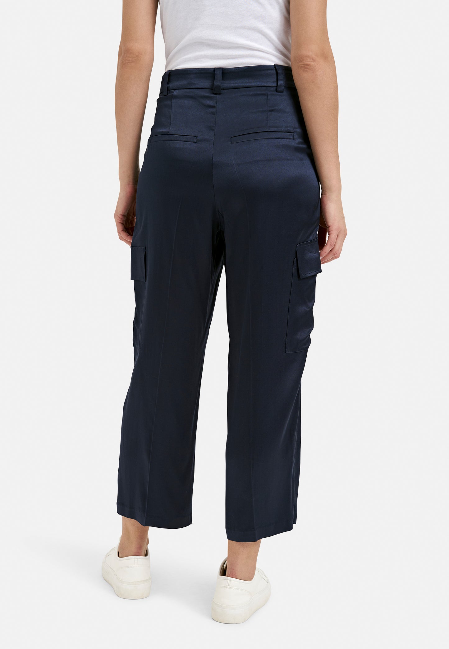 Cargo pants w hook and eye, pleats and french pockets