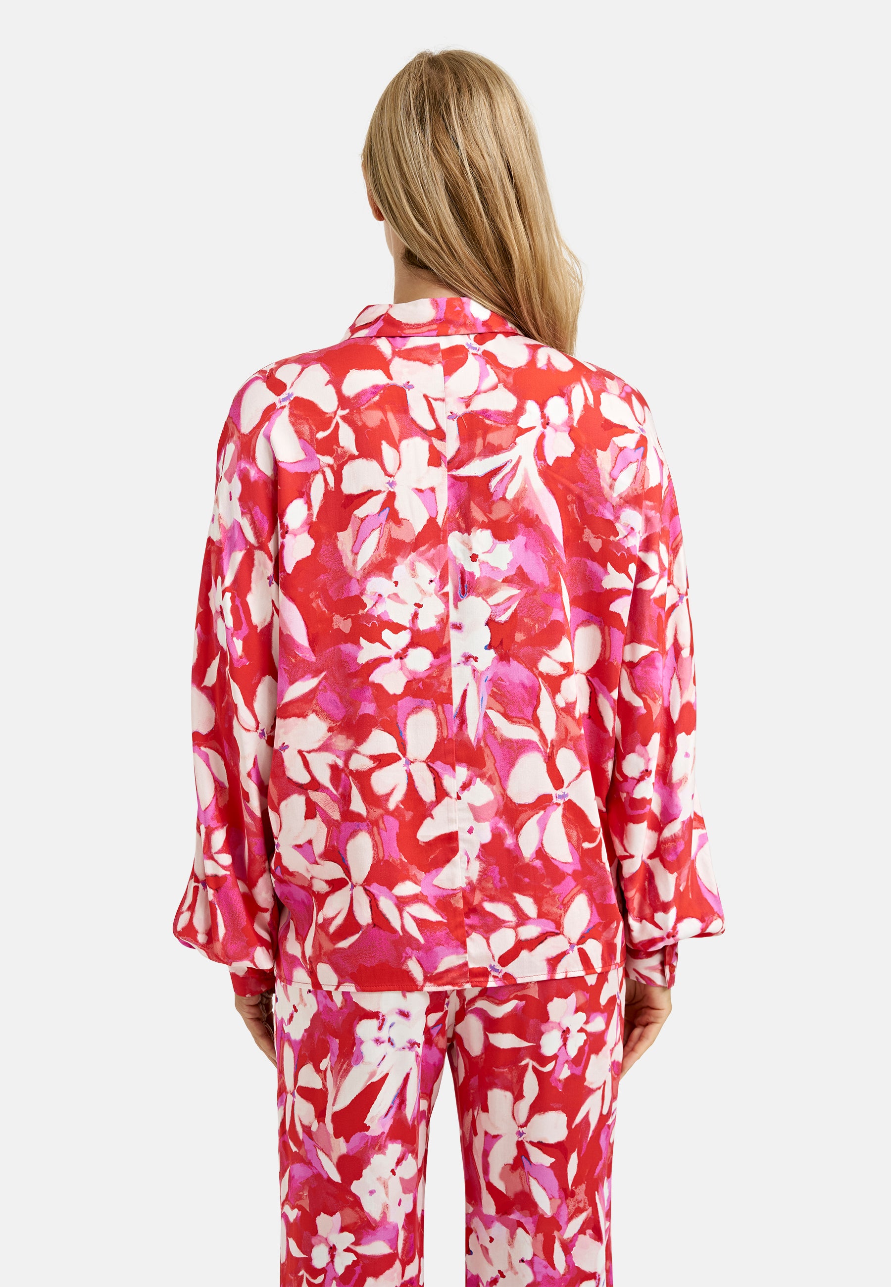 Blouse with collar + placket, voluminous batwingsleeves w cuffs