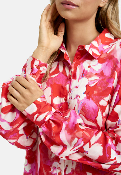 Blouse with collar + placket, voluminous batwingsleeves w cuffs