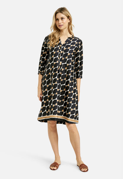 Dress w roundneck + short placket, 3/4 sleeves