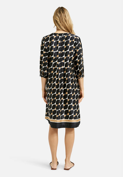 Dress w roundneck + short placket, 3/4 sleeves
