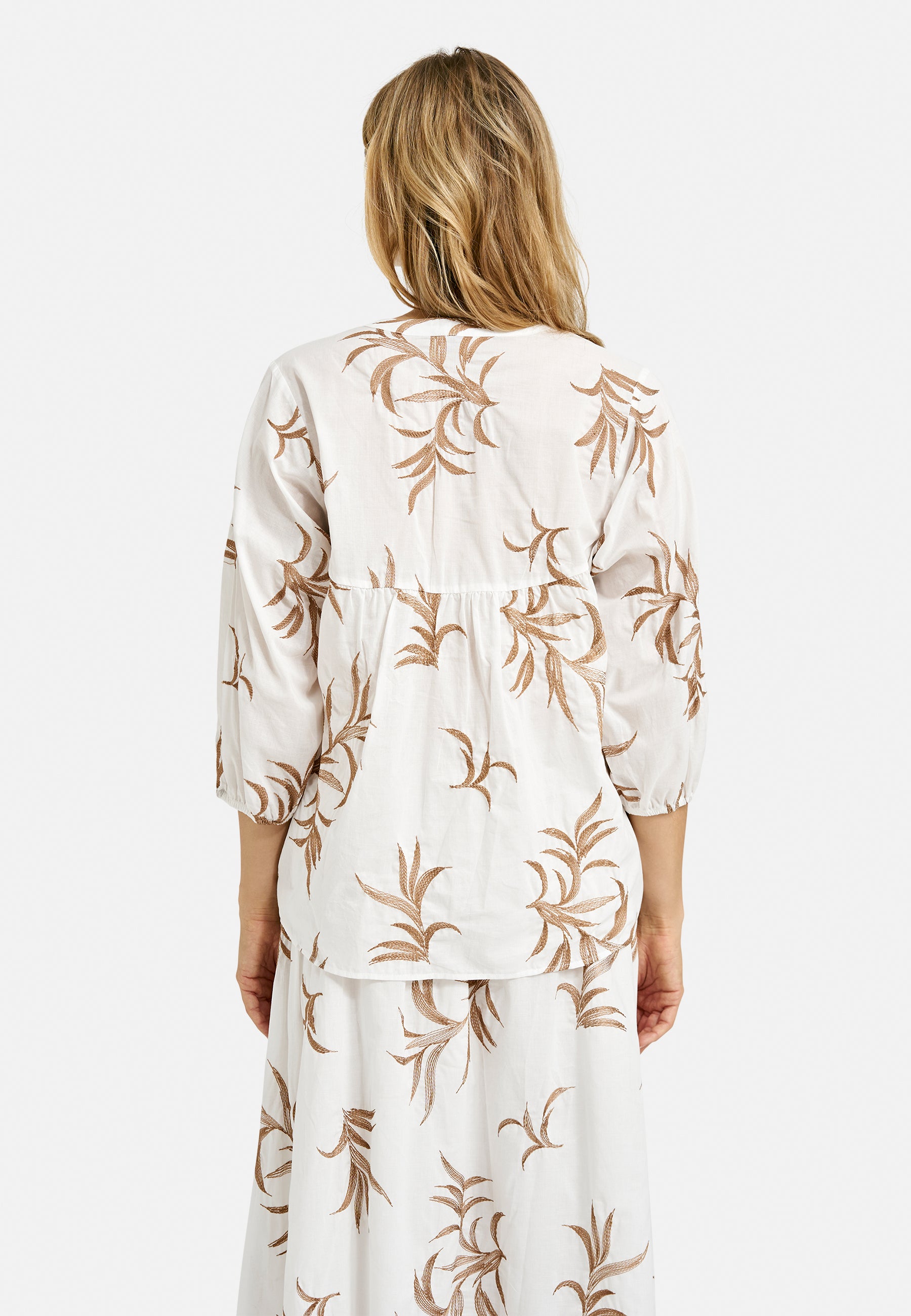 Blouse w neckpanel, slit at cf w buttons + loops + 3/4 sleeve