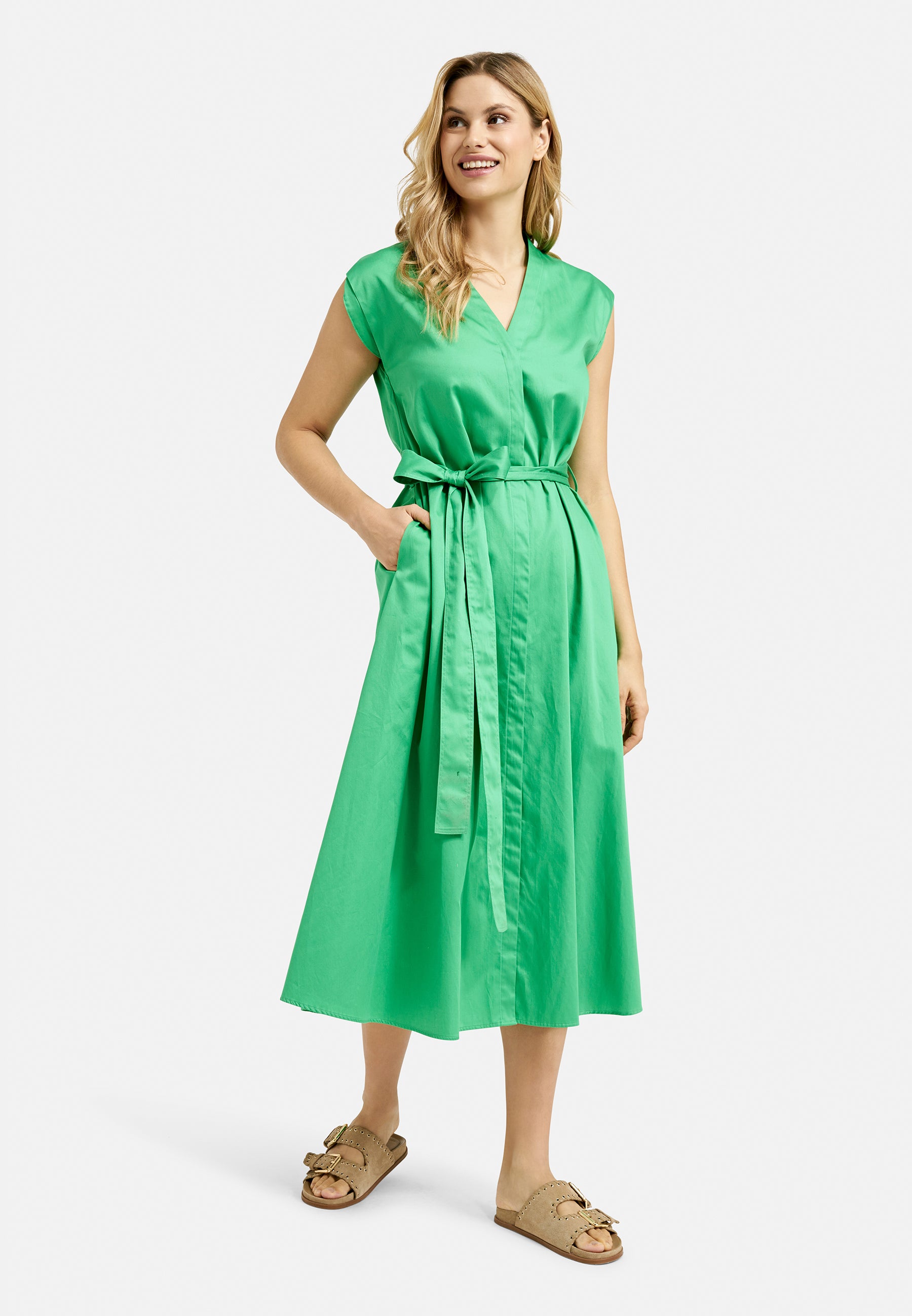 sleeveless Mididress w v-neck, placket + belt