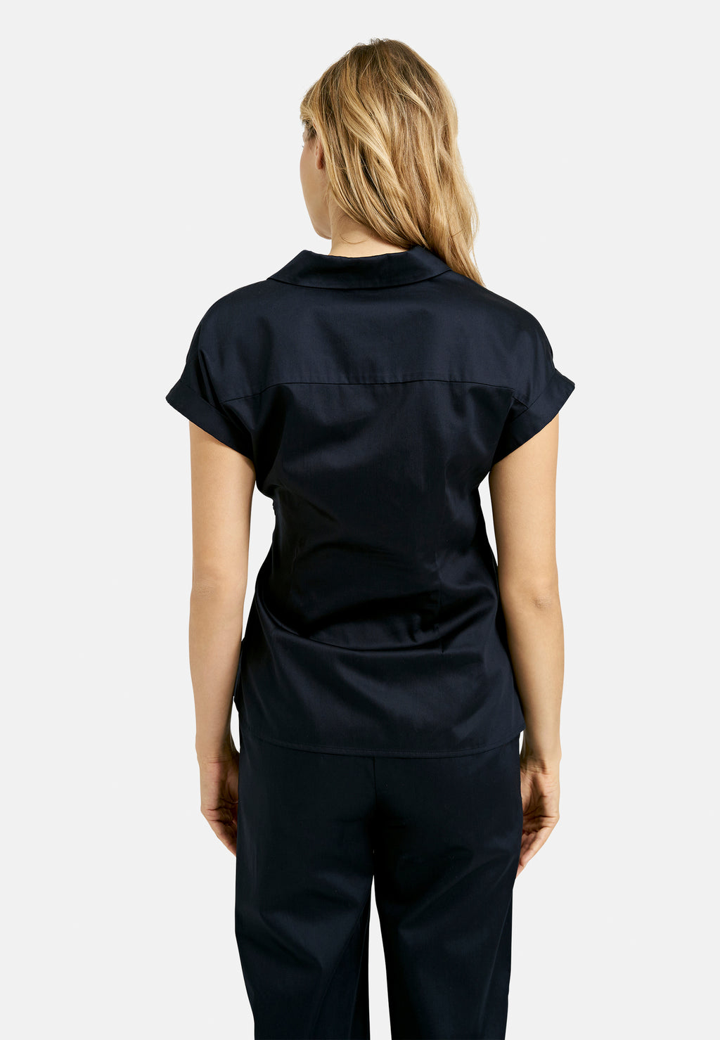 Blouse w collar and placket, sleeveless + knot detail