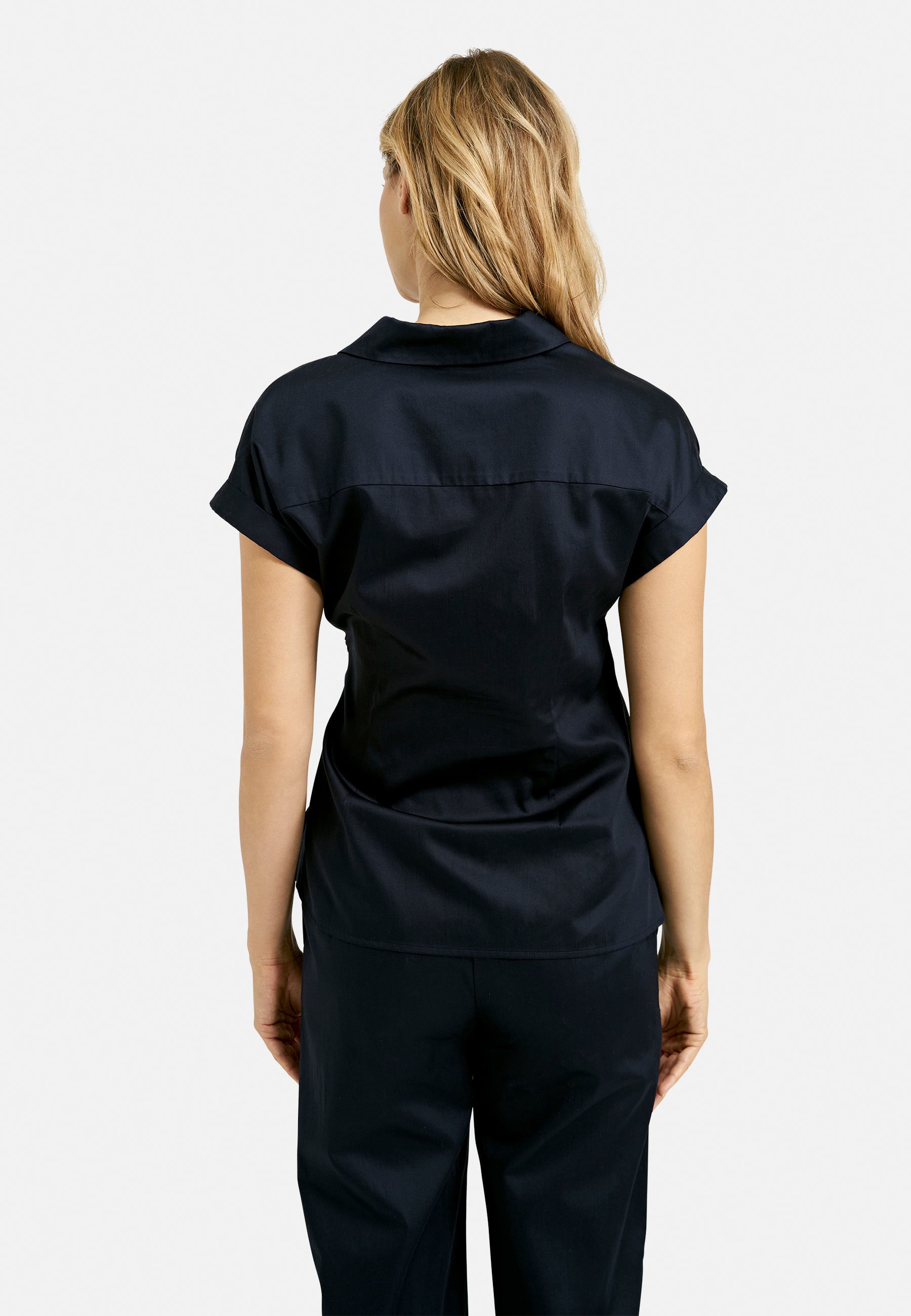 Blouse w collar and placket, sleeveless + knot detail