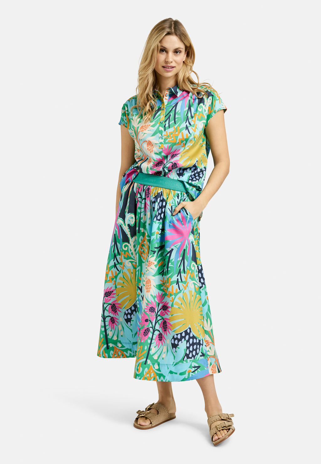 sleeveless Blouse w oversized shoulder, collar + short placket