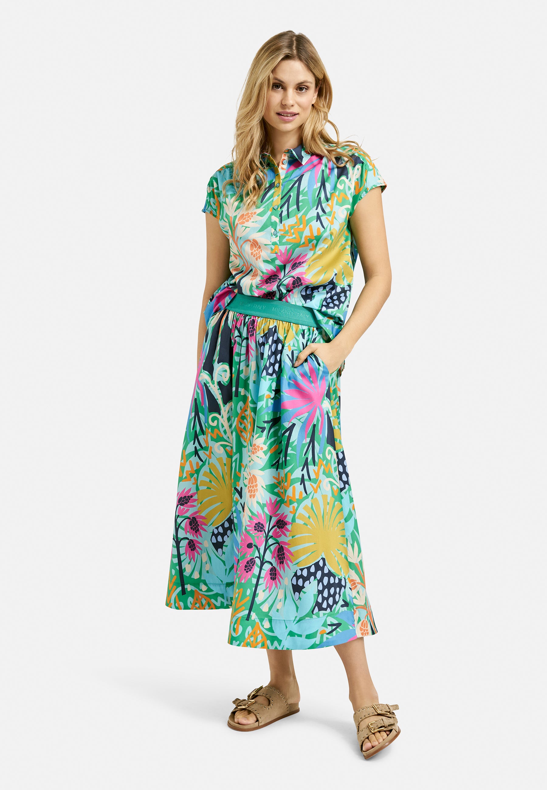 sleeveless Blouse w oversized shoulder, collar + short placket