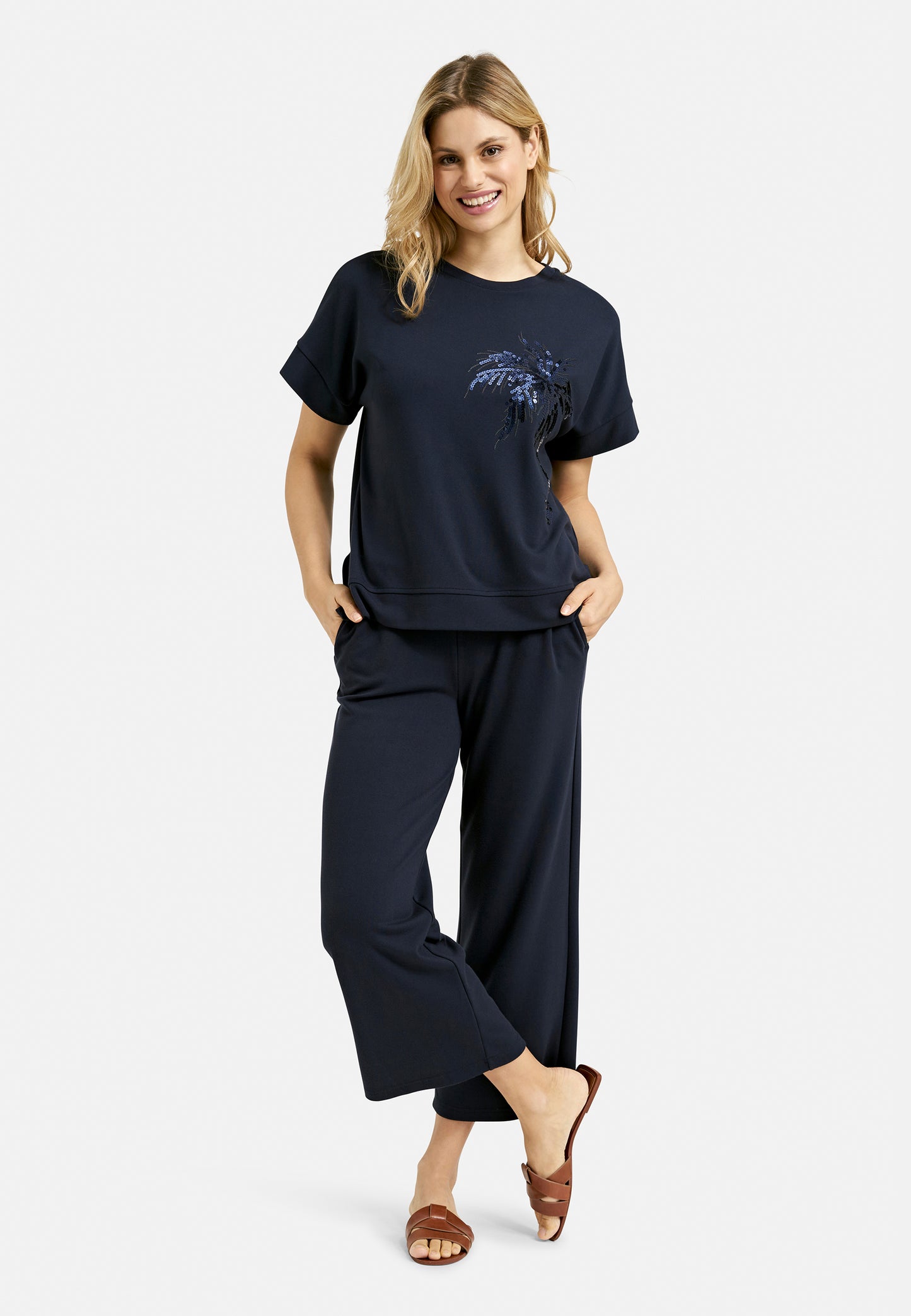 Sweatshirt w roundneck, oversized shoulders, cuffs