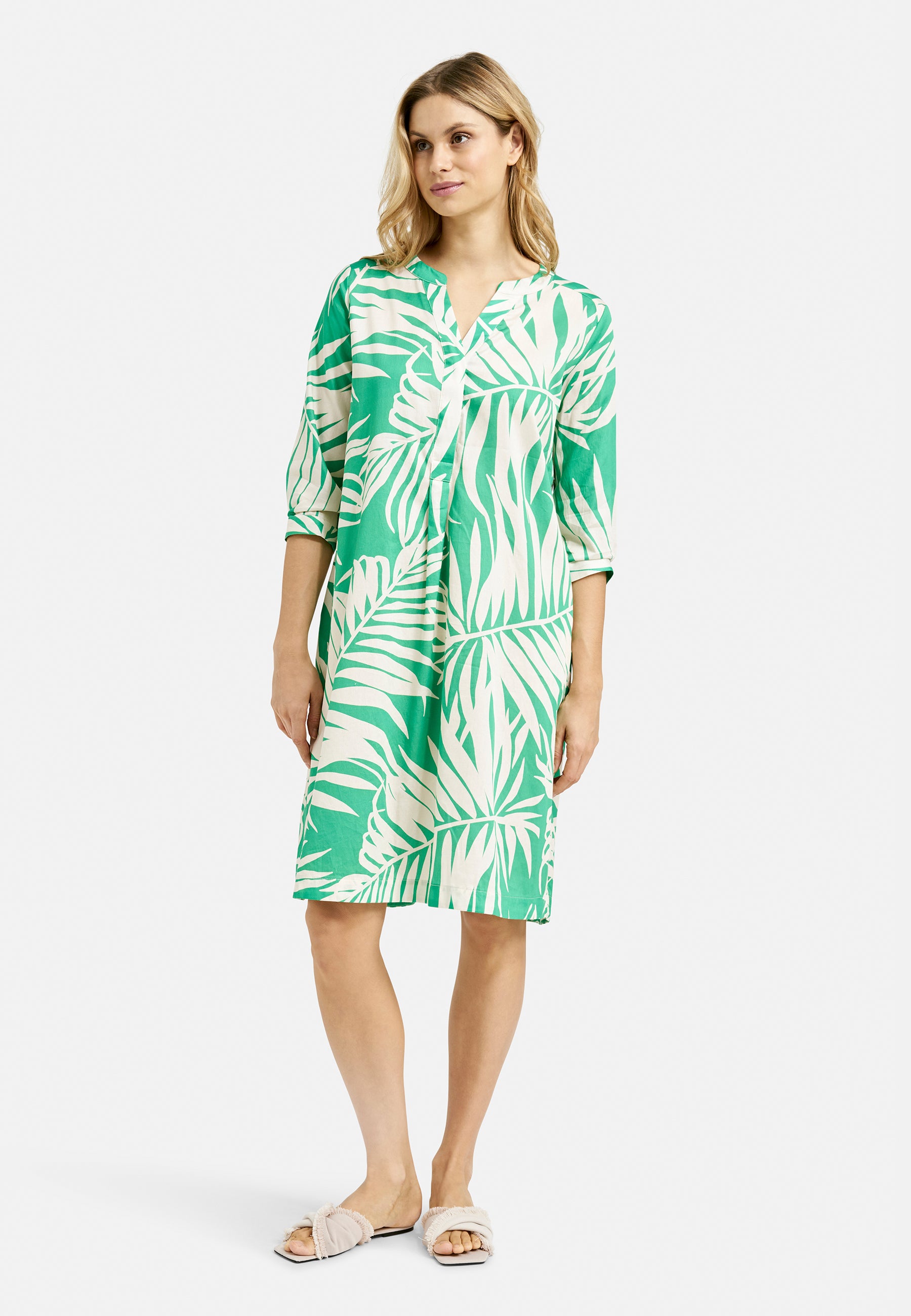 Dress w roundneck + short placket, 3/4 sleeves