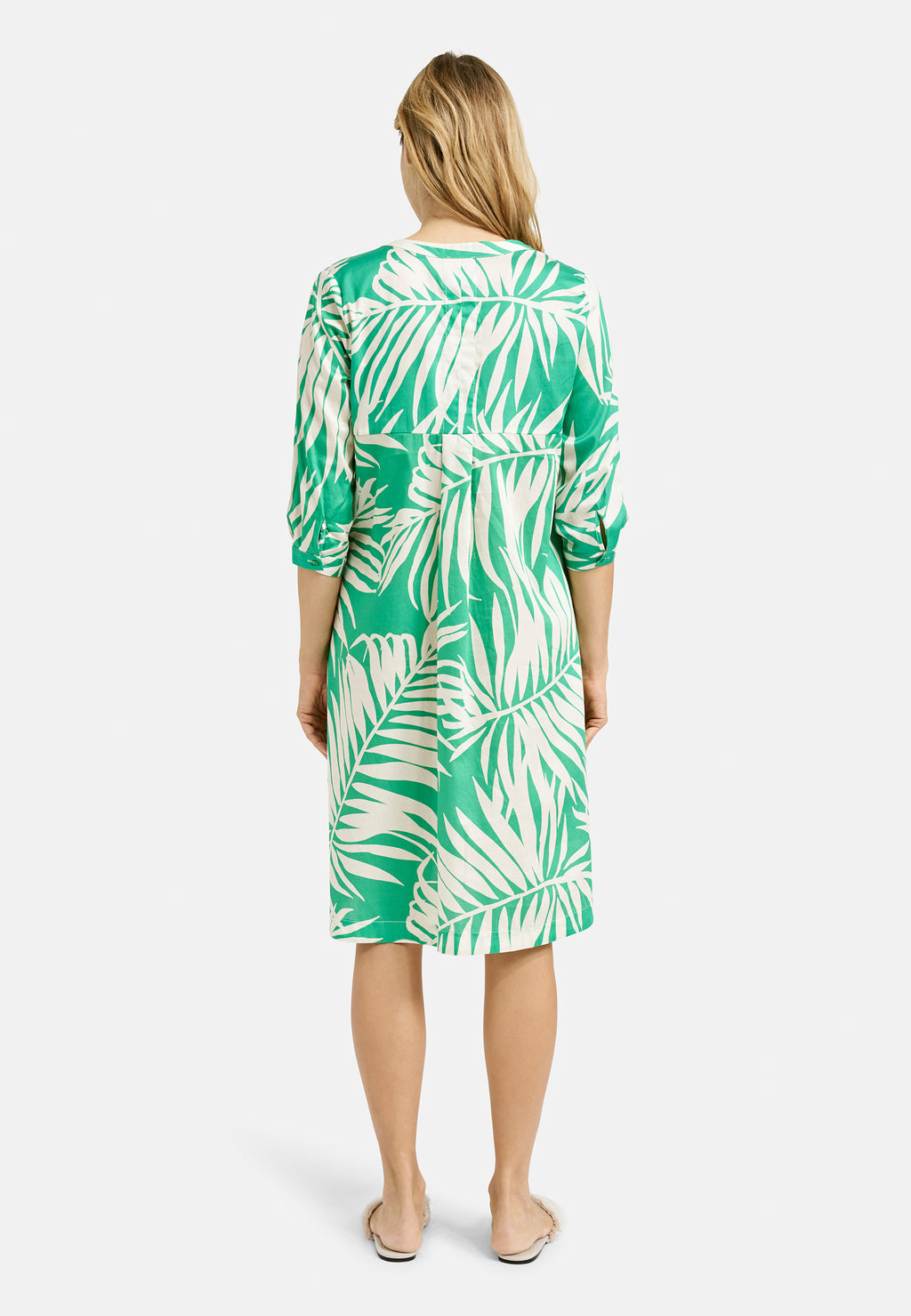 Dress w roundneck + short placket, 3/4 sleeves