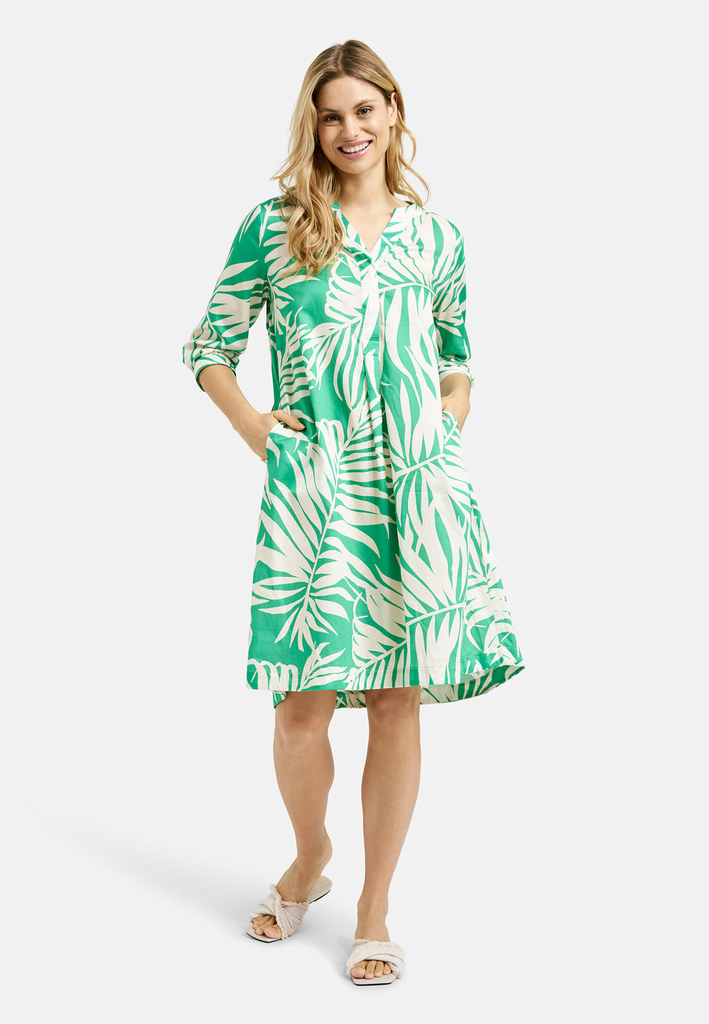 Dress w roundneck + short placket, 3/4 sleeves