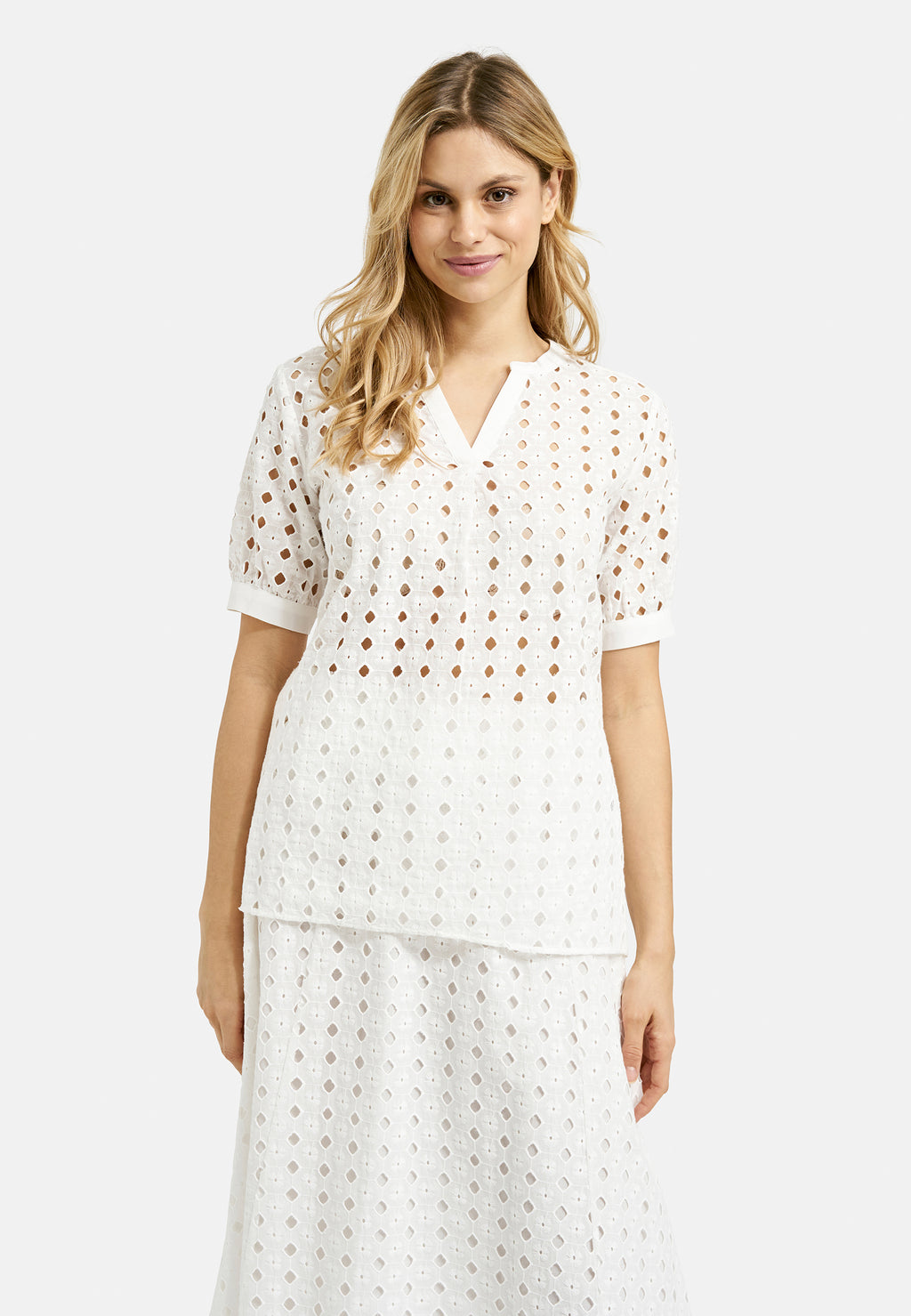 Blouse with v-neck and puffsleeves